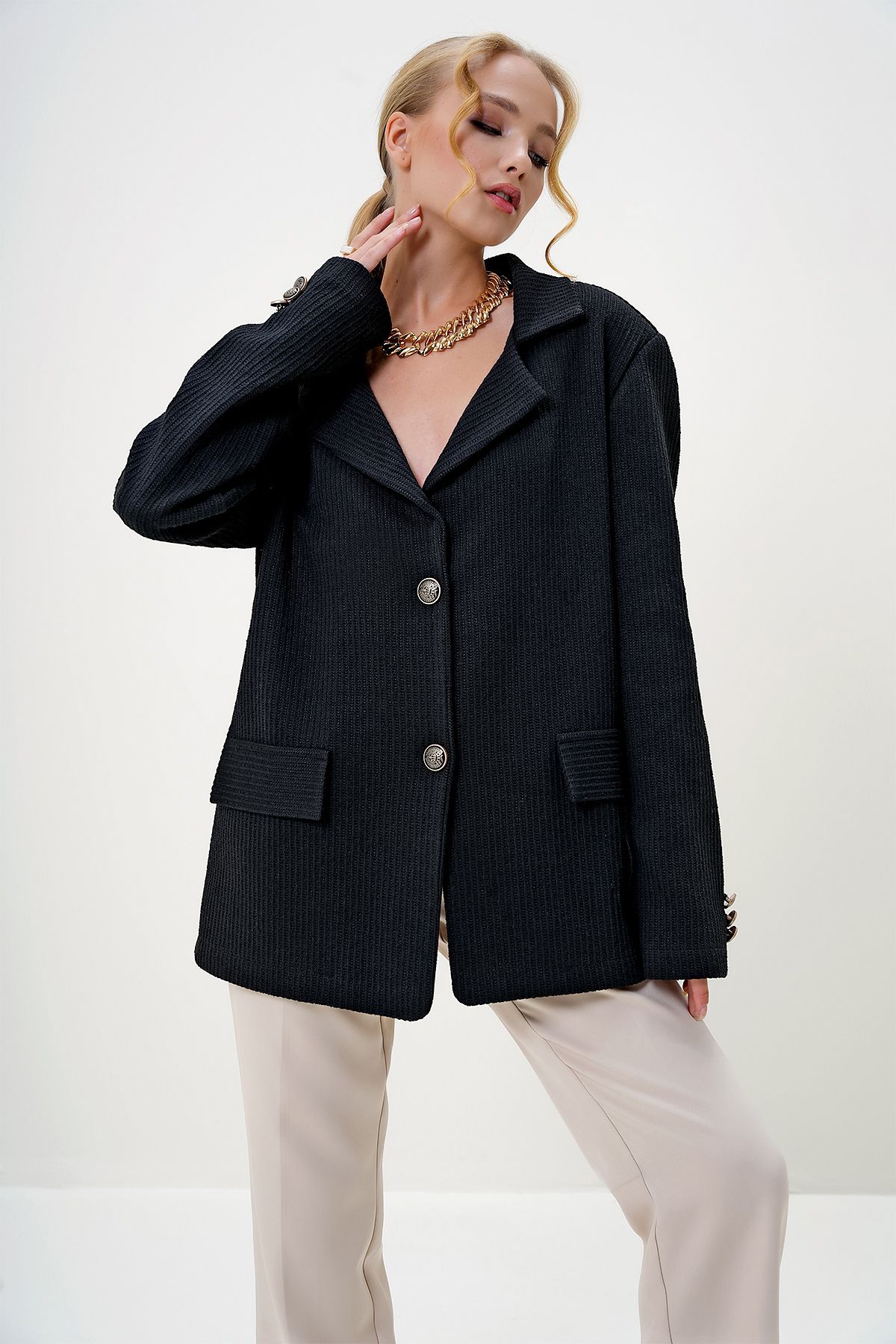 Trend Alaçatı Stili-Damen-Blazer-Strickjacke mit Knöpfen in Schwarz und Gold ALC-X13062 1