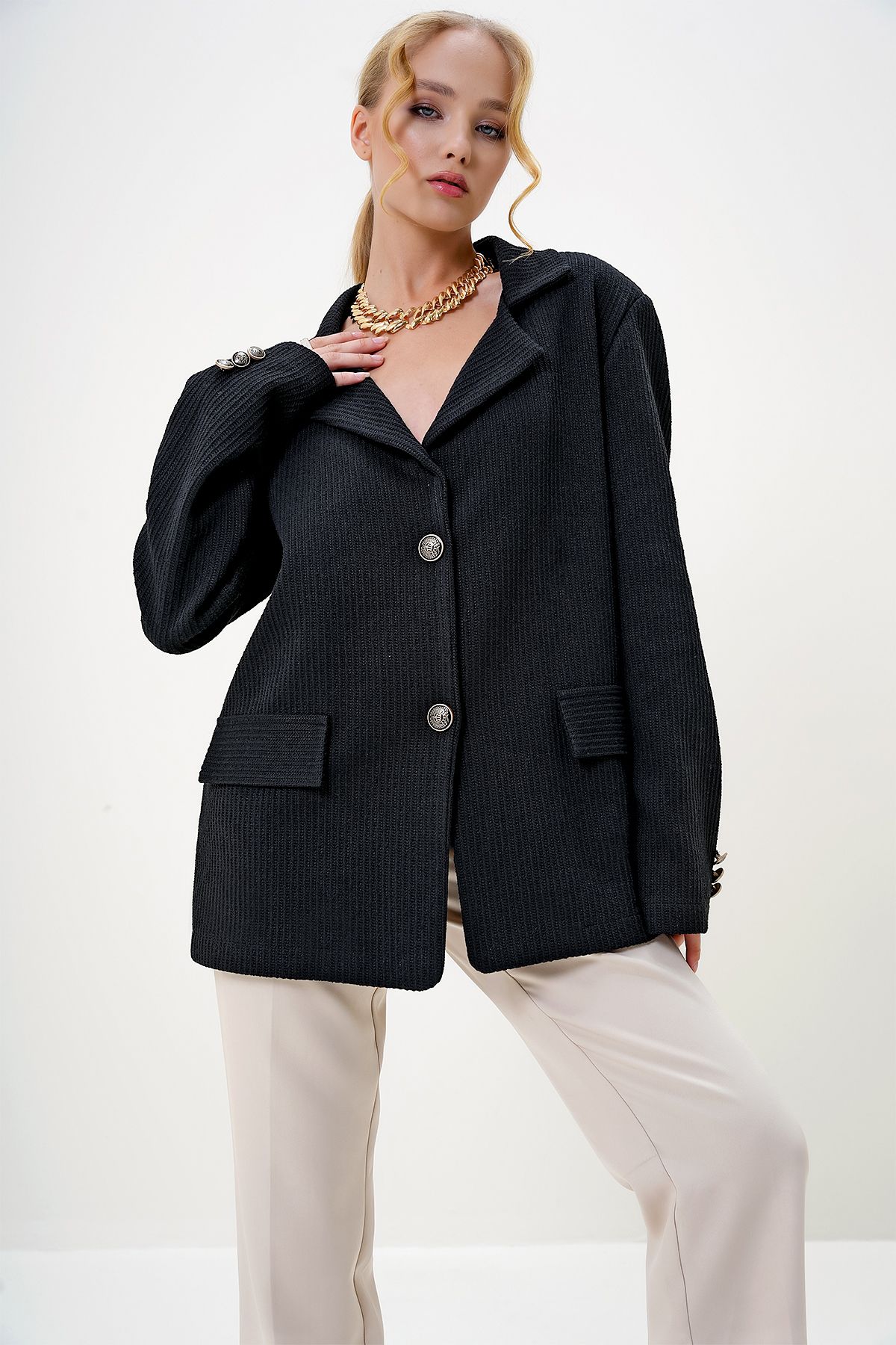 Trend Alaçatı Stili-Damen-Blazer-Strickjacke mit Knöpfen in Schwarz und Gold ALC-X13062 4