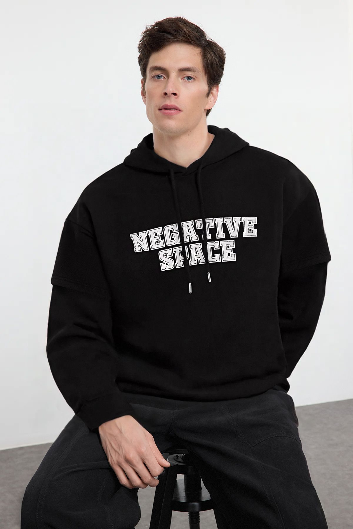 Trendyol Collection Übergroßes Schwarzes Kapuzen-sweatshirt – Doppelärmel, Textdruck für Herren - S