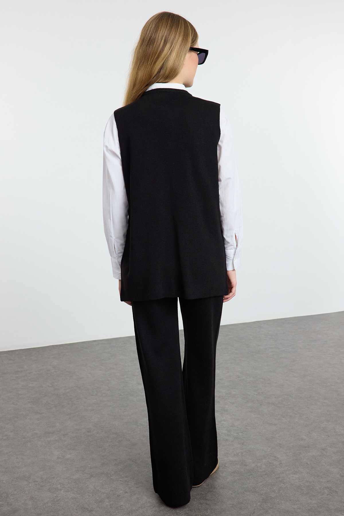 Trendyolmilla  Siyah Geniş Kalıp Düğme Detaylı Yelek-Pantolon Triko Alt-Üst Takım TWOAW25AU00084 - Görsel 6