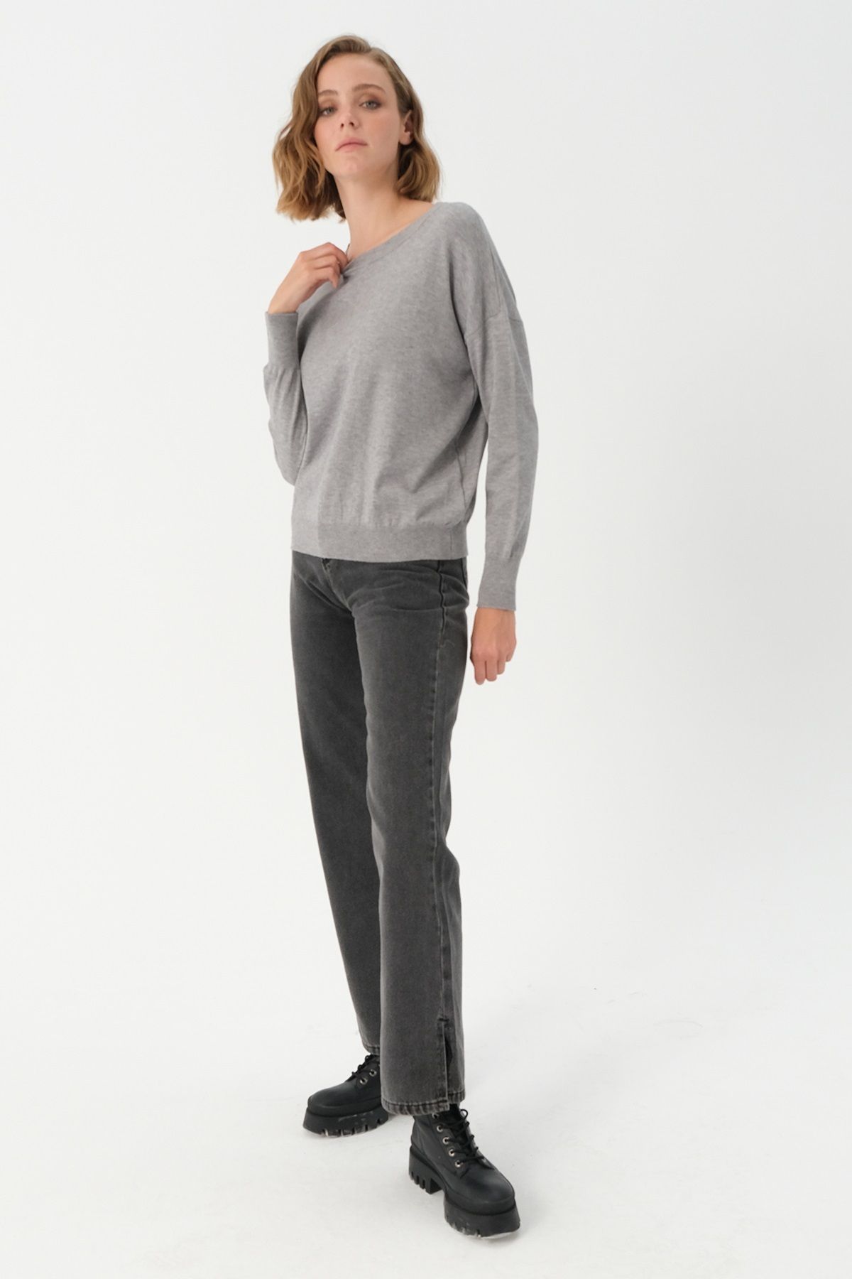 PARKhande-Gray Crew Neck Loose Basic Sweater 3