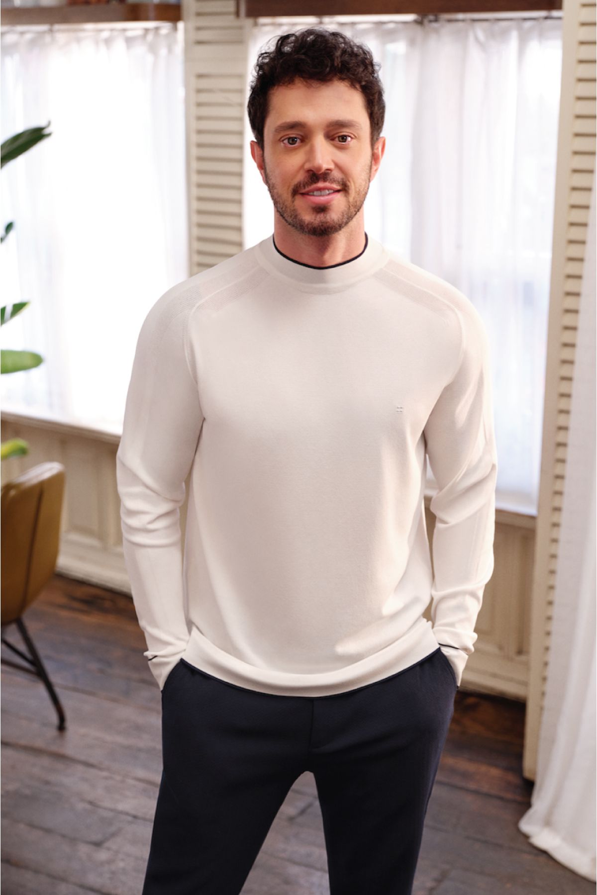 Avva-Men's White Crew Neck Cool Rayon Knitwear Sweater A31Y5001 1