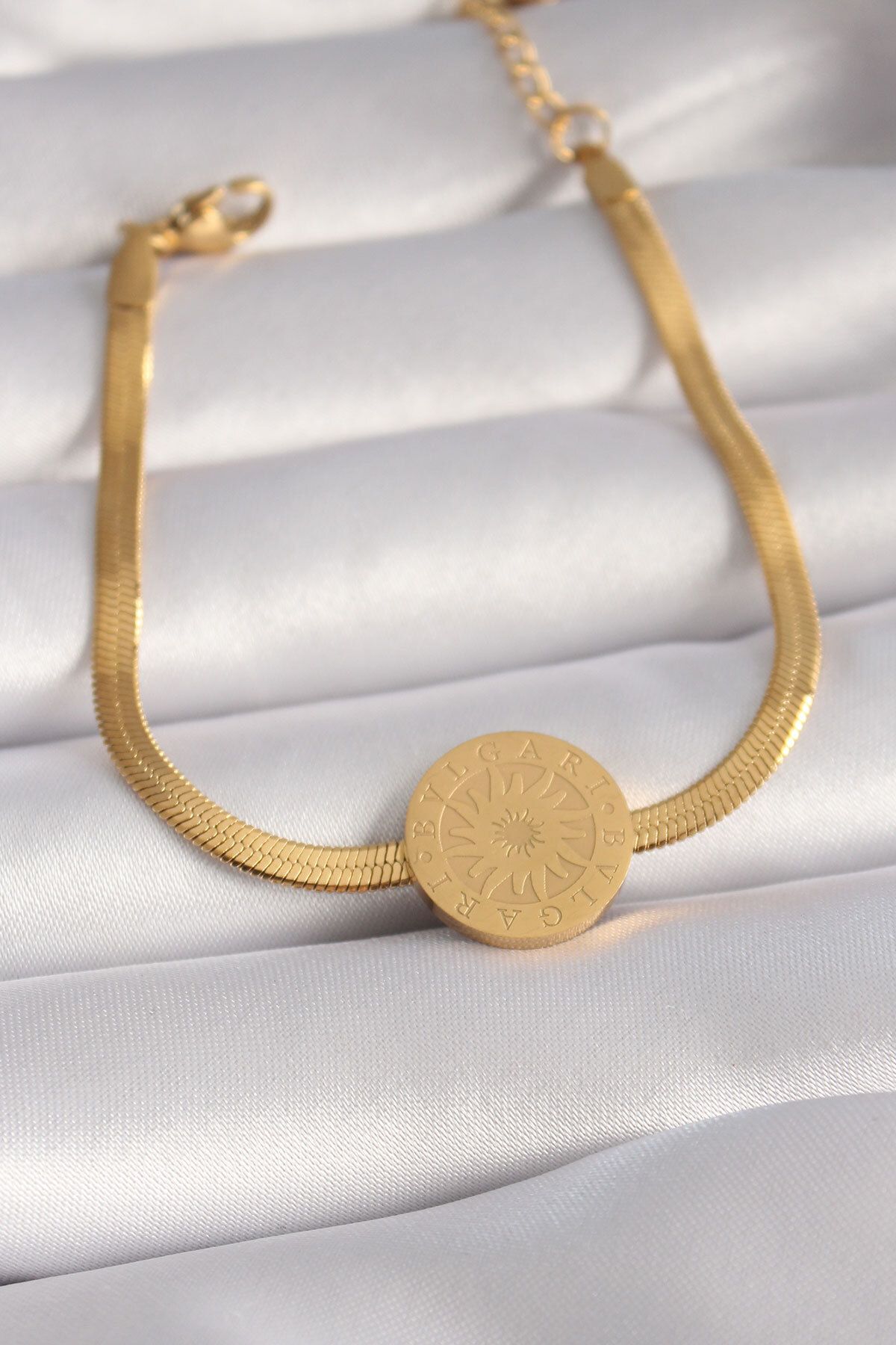 New Things 316L Çelik Gold Renk İtalyan Zincir Model İşlemeli Madalyon Figür Kadın Bileklik