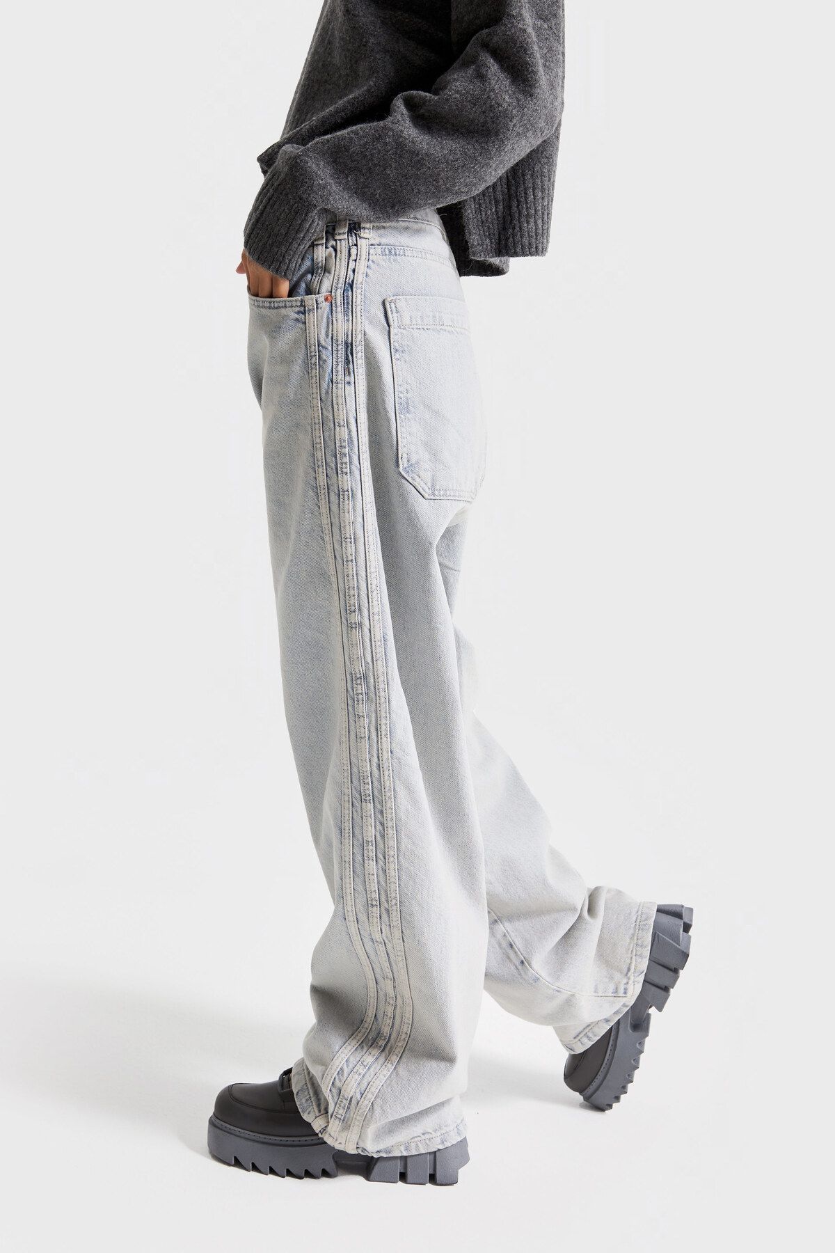 its basic Damskie jeansy w kolorze Light Tint Color Side Stripe Detailed Super Bagy Design