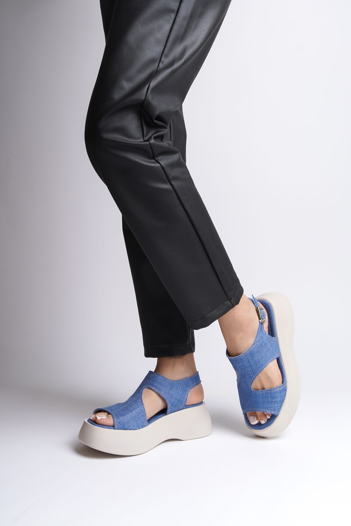 صندل آبی زنانه های پاشنه بلند اورجینال Capone Outfitters