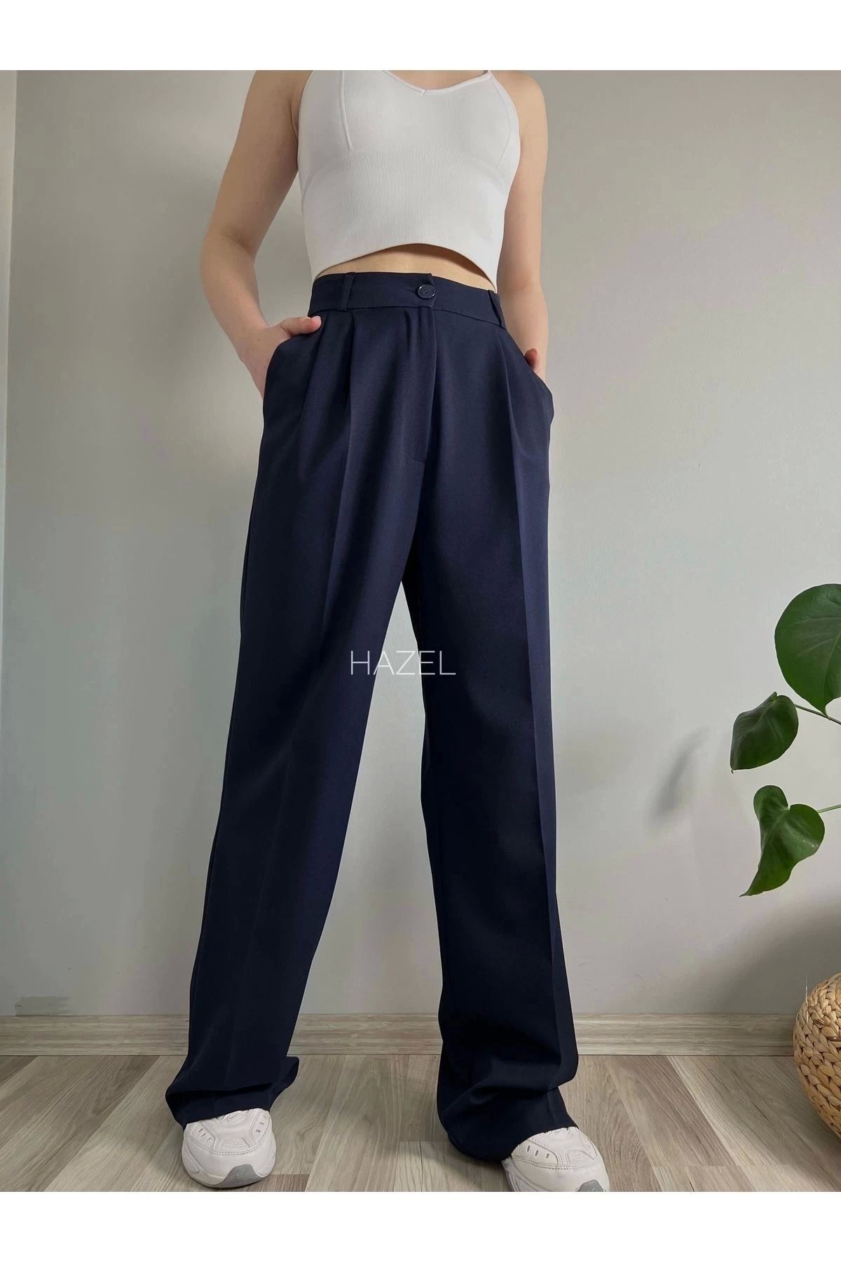 cest une femme bleu marine un pantalon bel palazzo