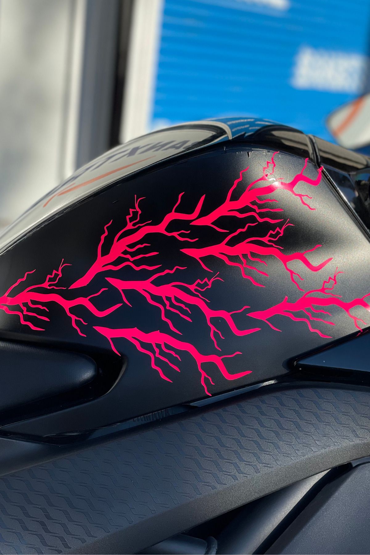 Banxtre-Neon Pink Lightning Lightning Sticker Sticker Set for Motor and Helmet (8 Pieces) 1