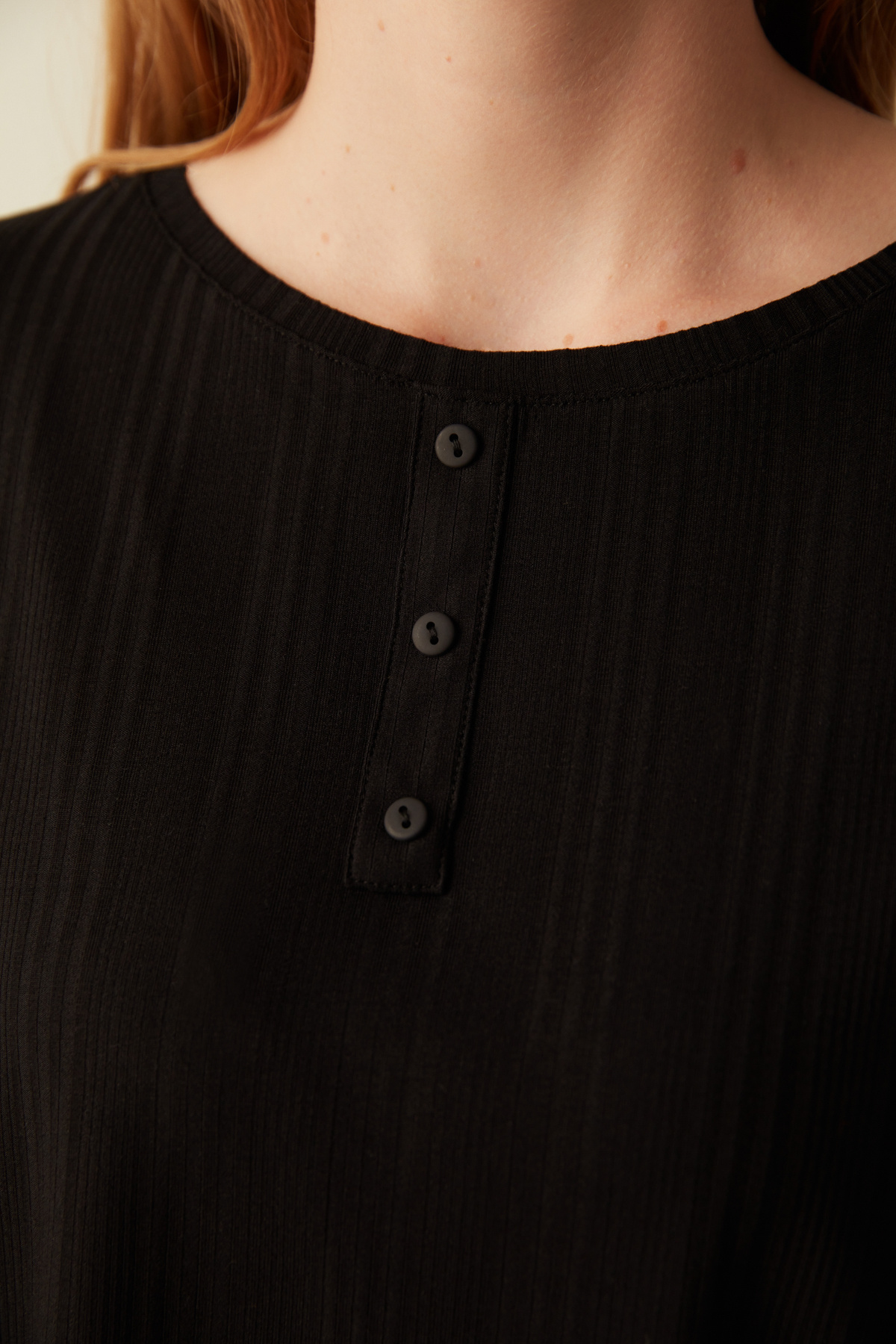 Penti-Schwarzes T-Shirt-Pyjamaoberteil mit Kragen und Knopfleiste 5