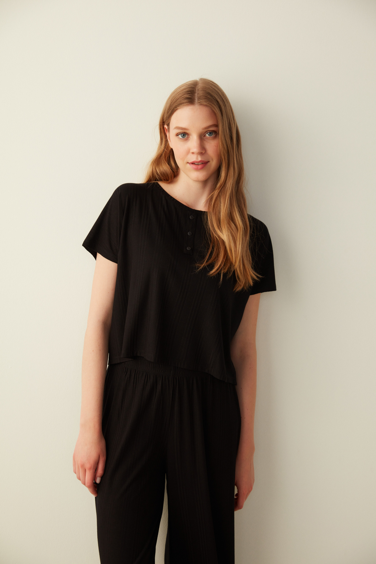 Penti-Schwarzes T-Shirt-Pyjamaoberteil mit Kragen und Knopfleiste 3