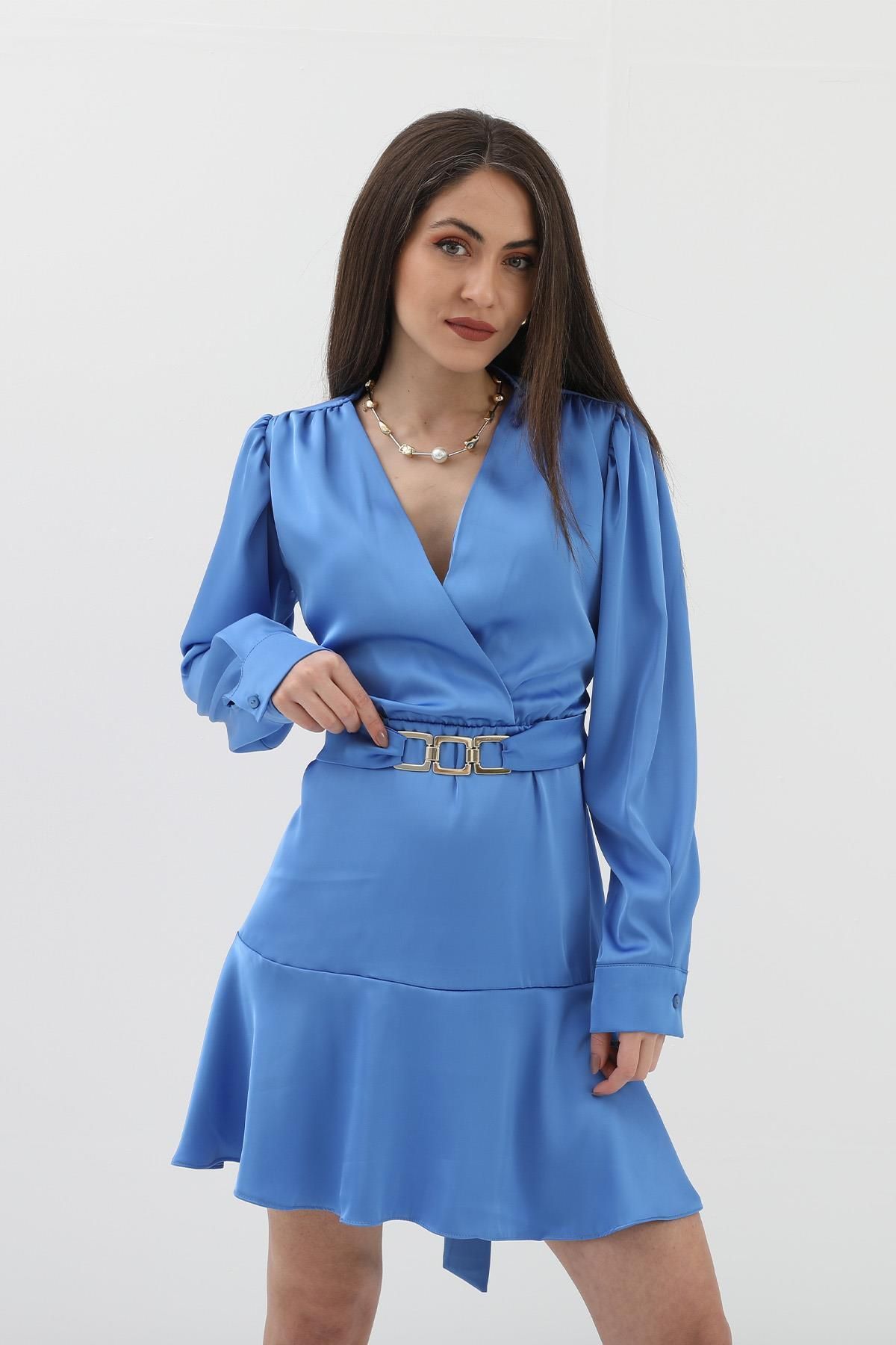 VAPUR TEKSTİL-Rochie SaksBlue din satin - Design cu guler dublu și cataramă metalică 4