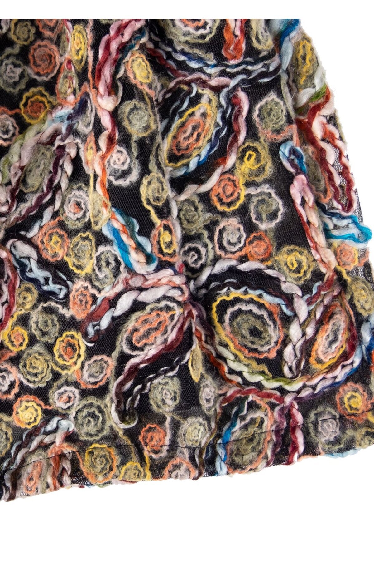 تنورة مصممة خصيصًا من الصوف المطرز بقماش مخملي محب...