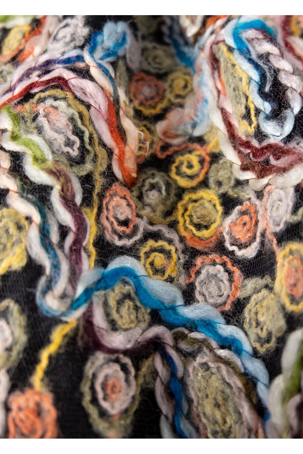 تنورة مصممة خصيصًا من الصوف المطرز بقماش مخملي محب...