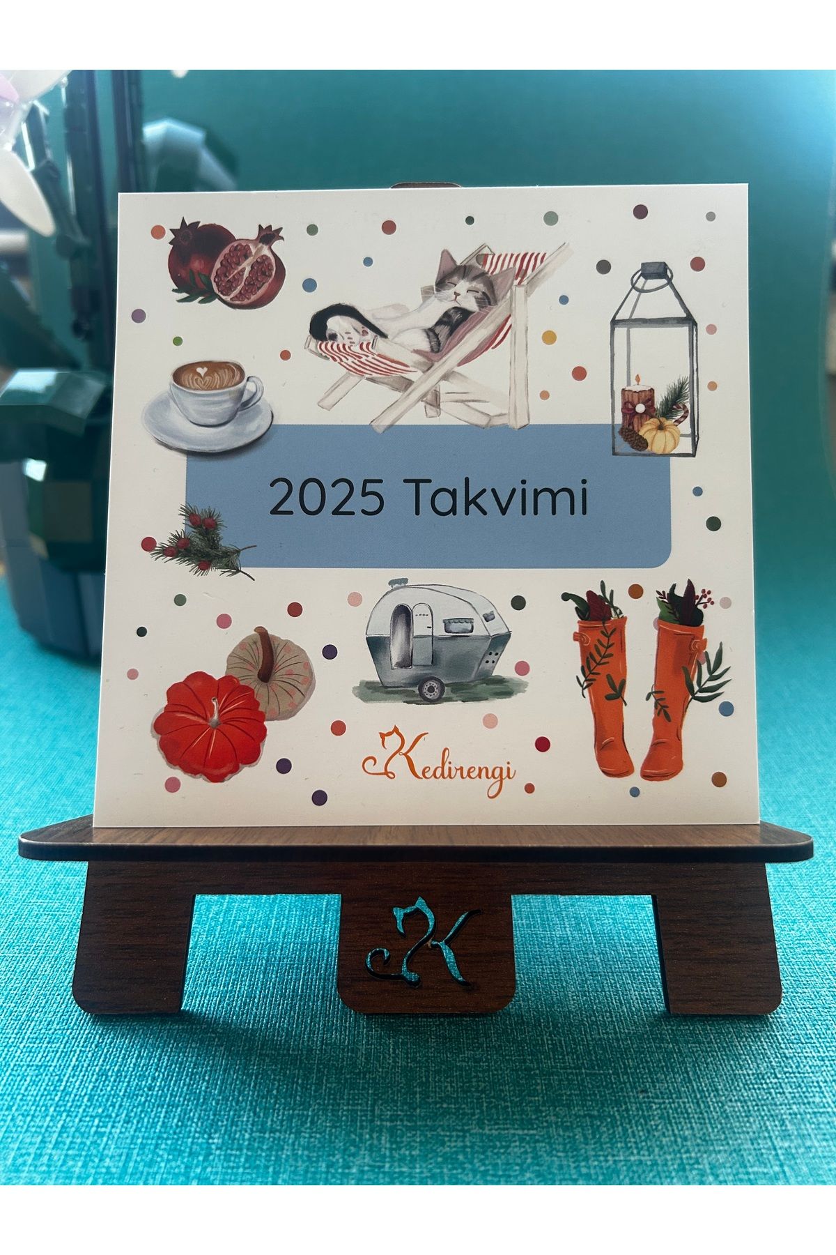 Kedirengi 2025 Takvimi - 2025 Renkli Takvim - Mini Şövale Ile