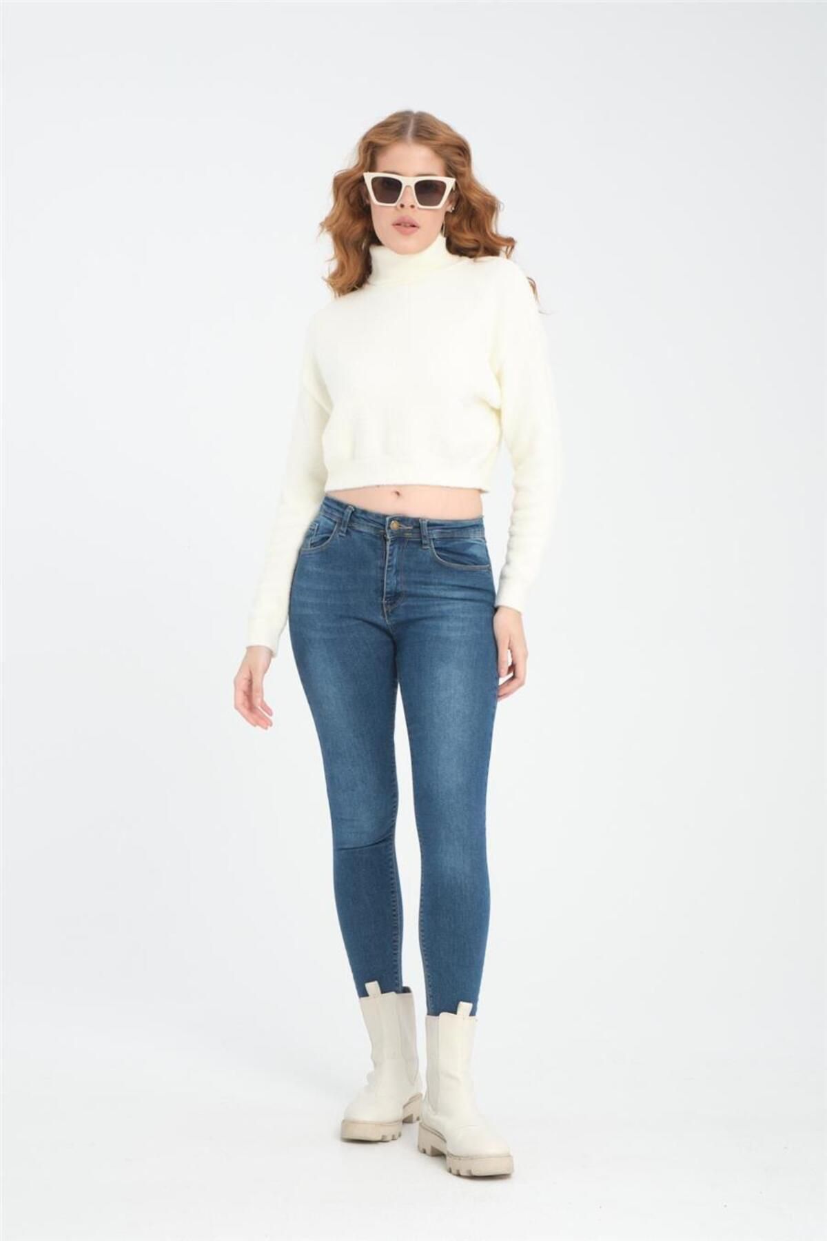 Moda Days-Women's White Cropped Turtleneck Sweater 2