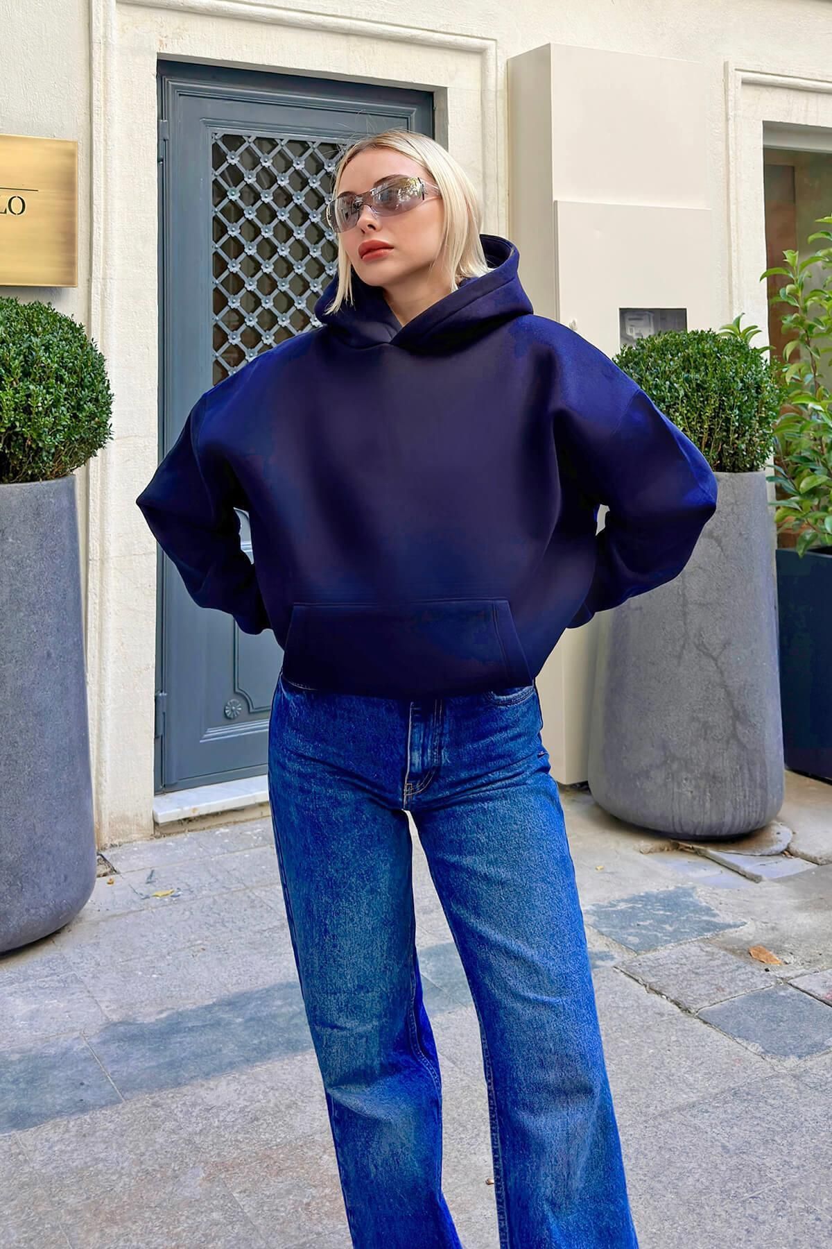 Swist-Granatowa bluza damska z kapturem i kieszeniami typu kangurka, oversize 3