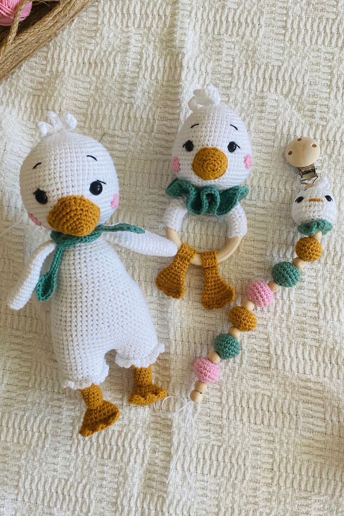 kelebeginruyasihobievi Amigurumi Uyku Arkadaşı Organik Kaz, Çıngırak ve Emzik Zinciri 3^lü Set fotoğrafı 3 (önizleme)
