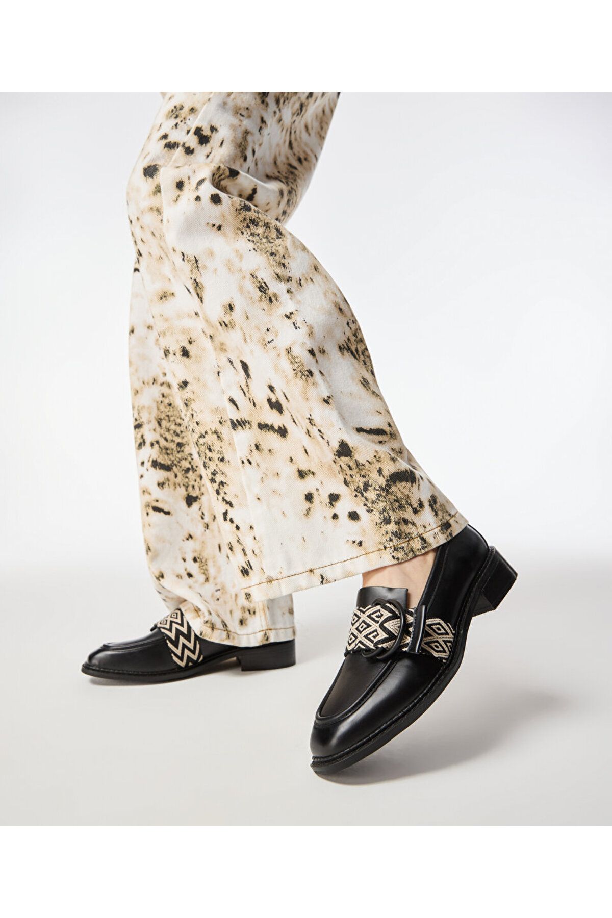 Twist-Patterned garniated loafer 2