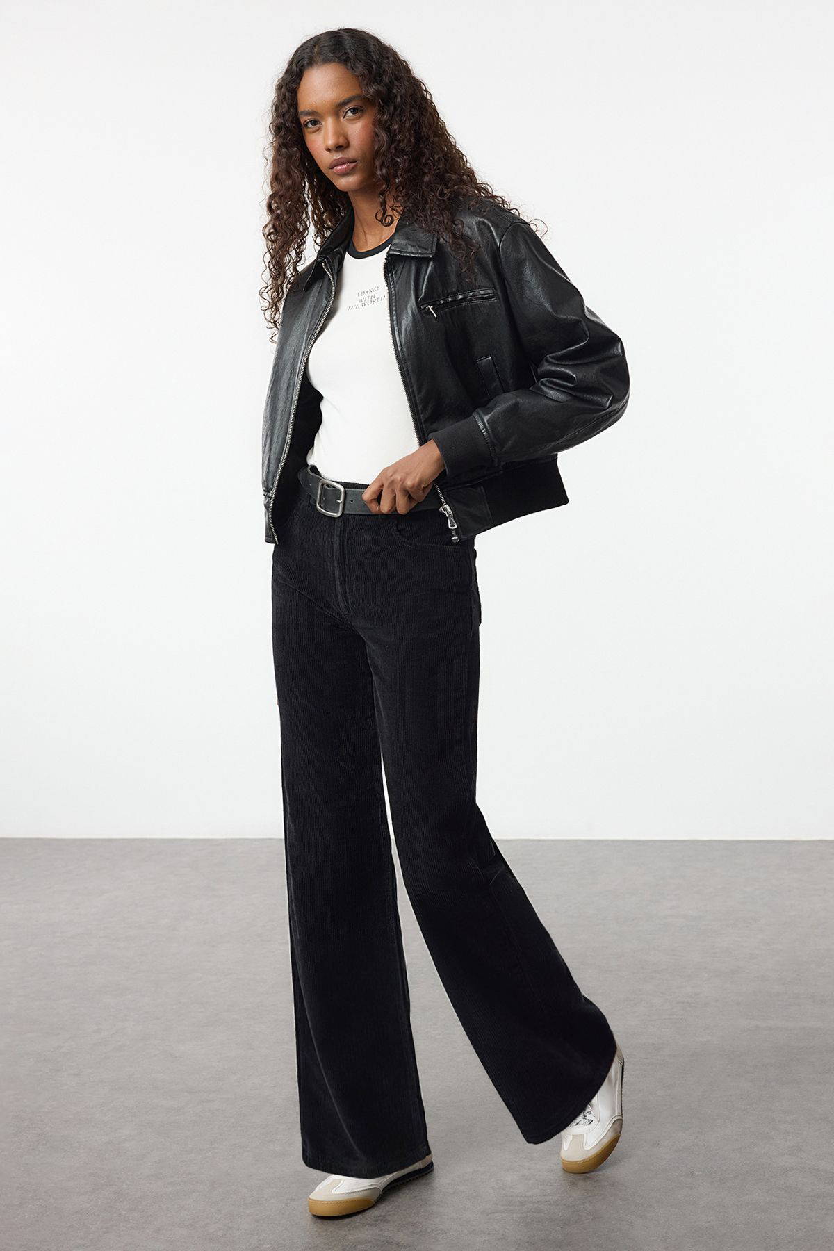 Trendyolmilla  Siyah Kadife Straight/Düz Kesim Dokuma Pantolon TWOAW25PL00104