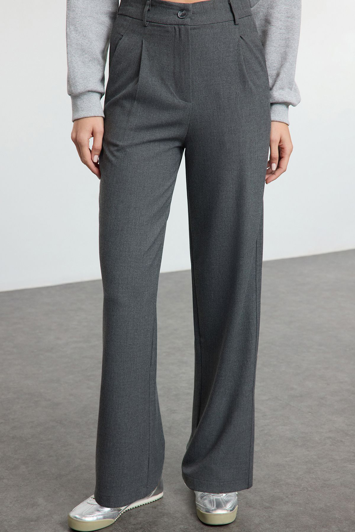 Trendyolmilla  Gri Wide Leg Geniş Paça Pileli Dokuma Pantolon TWOAW25PL00105 - Görsel 3