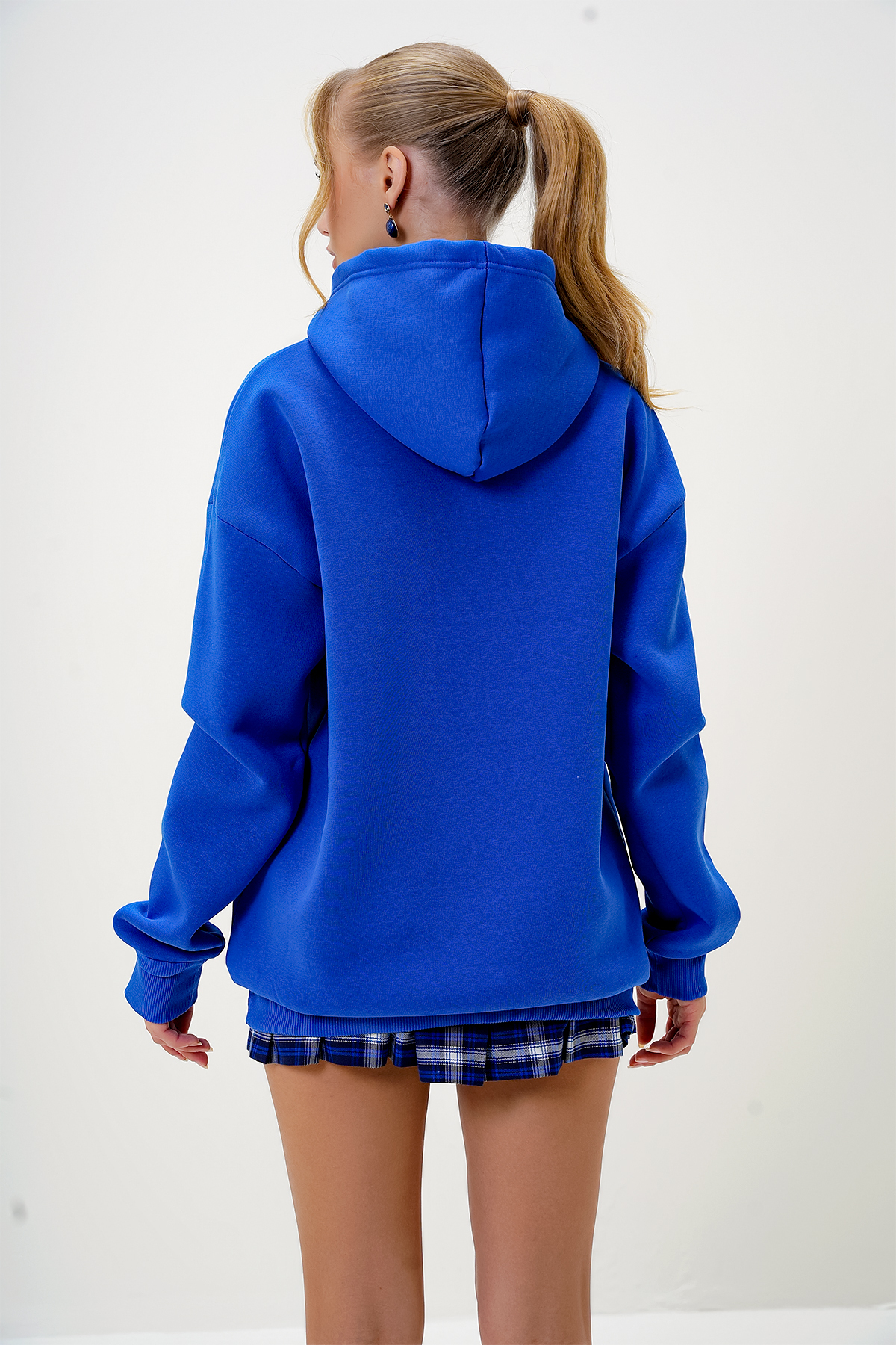 Trend Alaçatı Stili  Kadın Saks Kapüşonlu Kangru Cepli Önü Yazı Baskılı Üç İplik Şardonlu Sweatshırt ALC-X13079 - Görsel 5