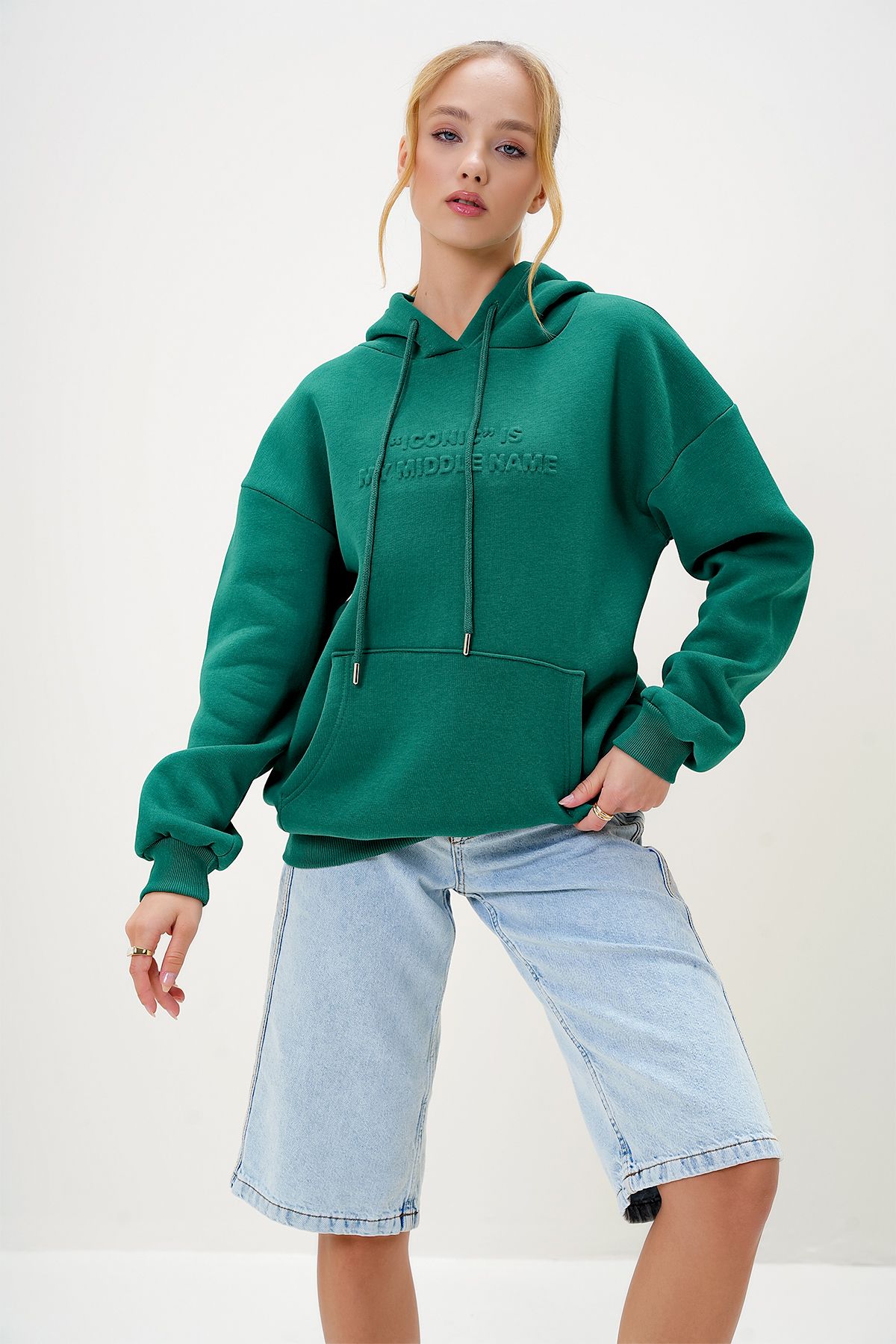 Trend Alaçatı Stili-Grünes Damen-Sweatshirt mit Kapuze und drei Fäden mit geprägtem Schriftzug auf der Vorderseite ALC-X13078 3
