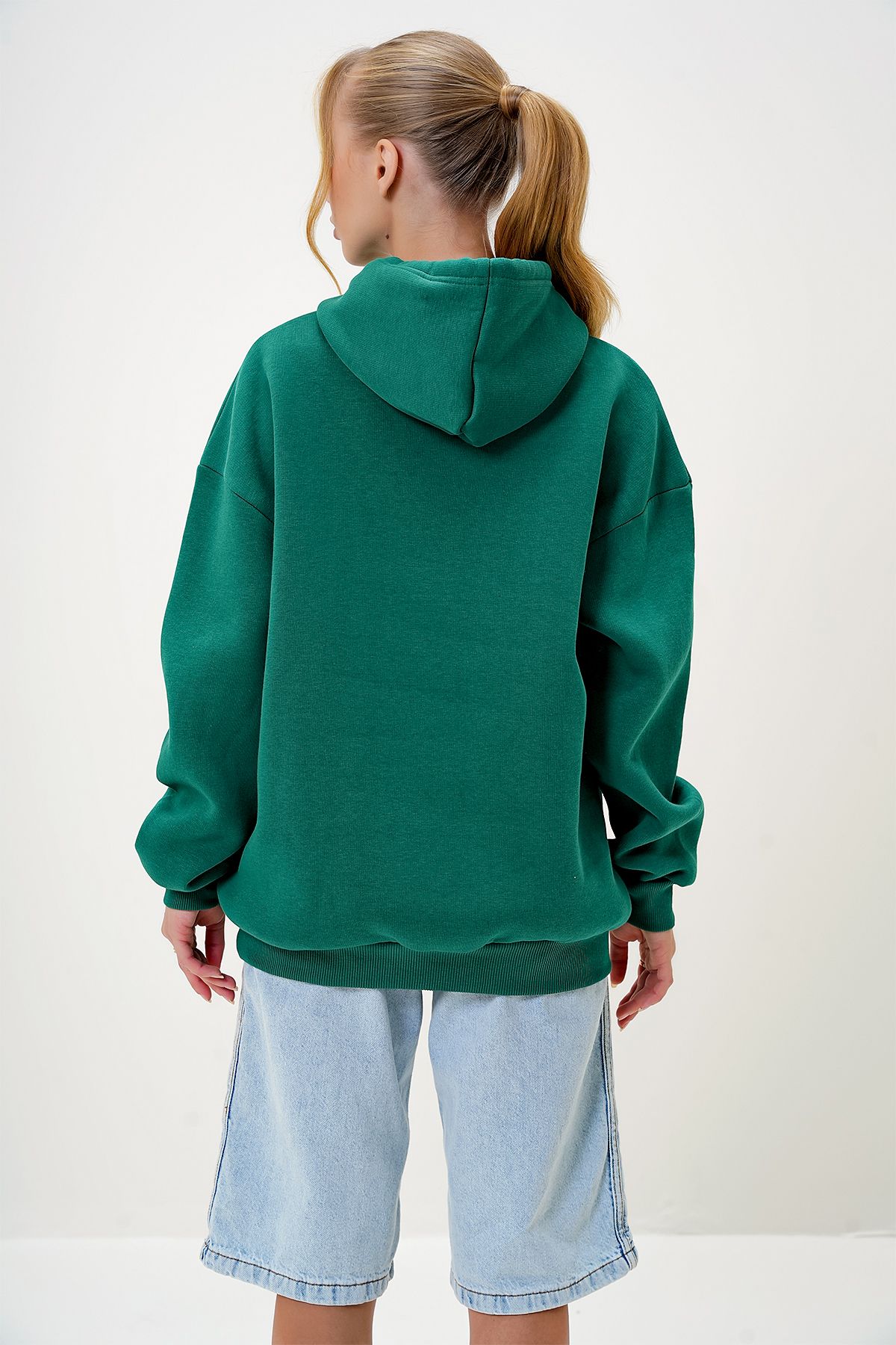 Trend Alaçatı Stili-Grünes Damen-Sweatshirt mit Kapuze und drei Fäden mit geprägtem Schriftzug auf der Vorderseite ALC-X13078 5
