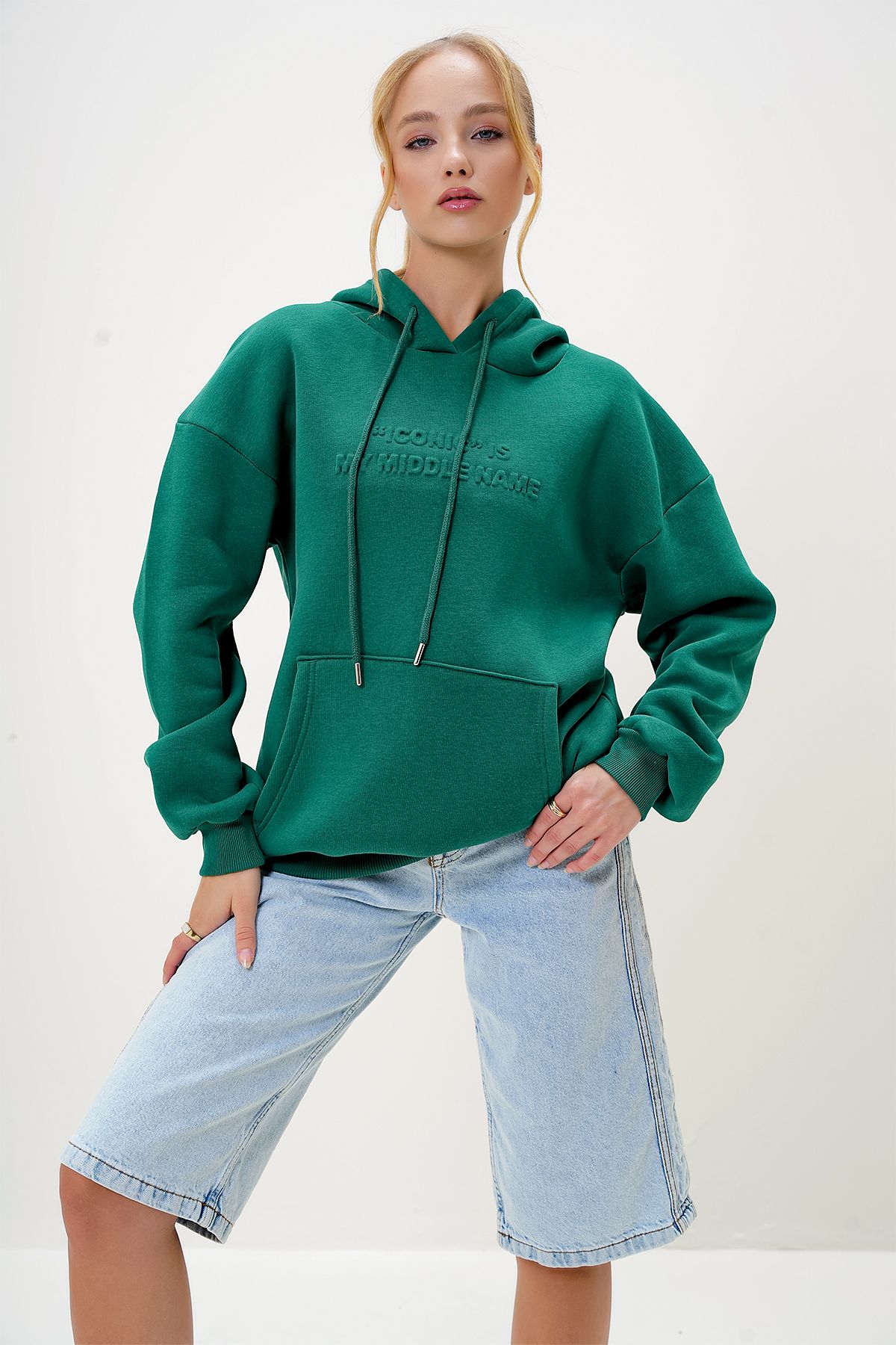 Trend Alaçatı Stili-Grünes Damen-Sweatshirt mit Kapuze und drei Fäden mit geprägtem Schriftzug auf der Vorderseite ALC-X13078 2