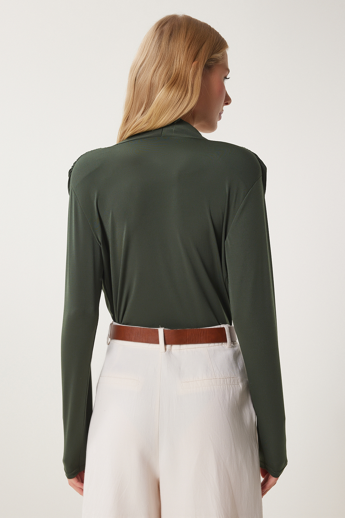 Happiness İstanbul Bluzka damska w kolorze khaki z kołnierzykiem kopertowym i wypełnieniem Sandy z zatrzaskami Zh00039