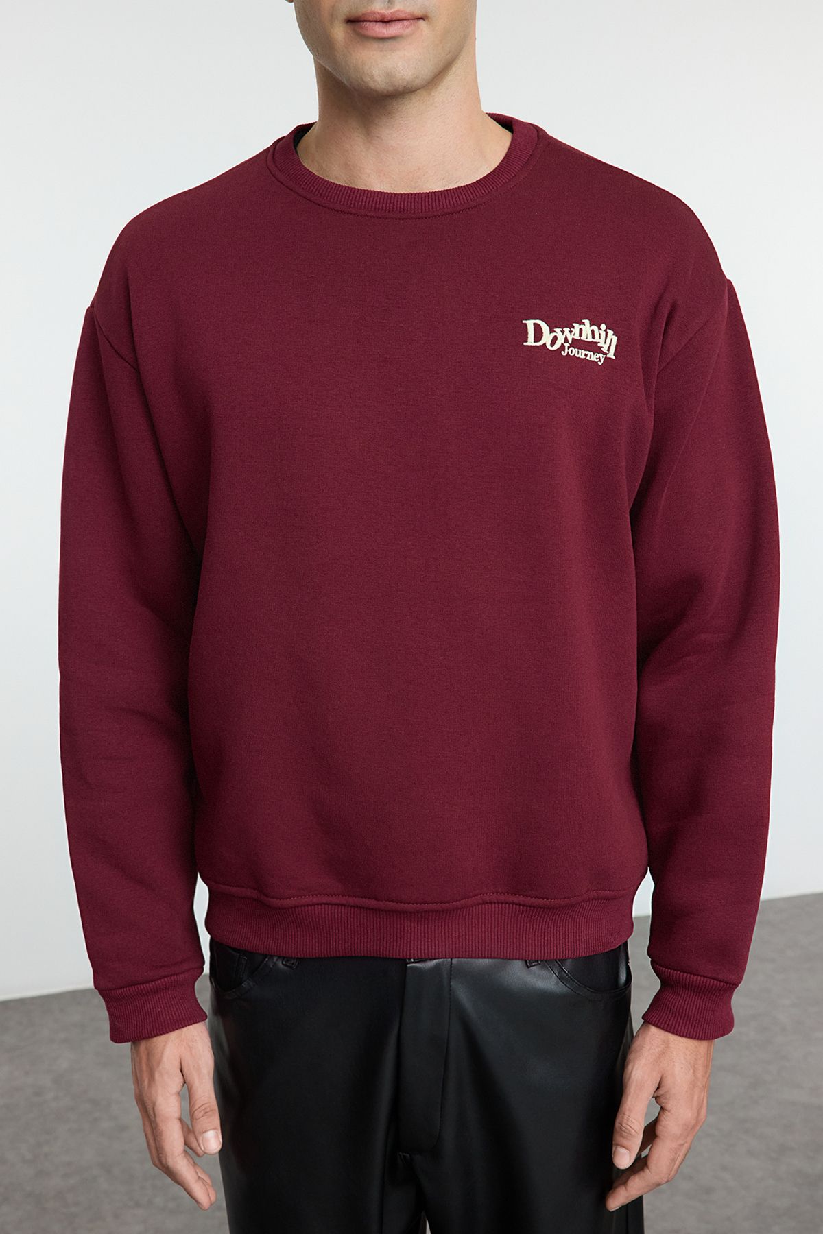 Trendyol Collection-Weinrotes Oversize-Sweatshirt mit weitem Schnitt vorne, Stickerei, bedrucktem Rücken und Fleece-Innenseite TMNAW25SW00014 4