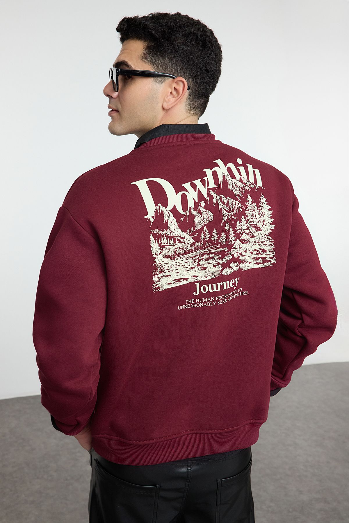 Trendyol Collection-Weinrotes Oversize-Sweatshirt mit weitem Schnitt vorne, Stickerei, bedrucktem Rücken und Fleece-Innenseite TMNAW25SW00014 3