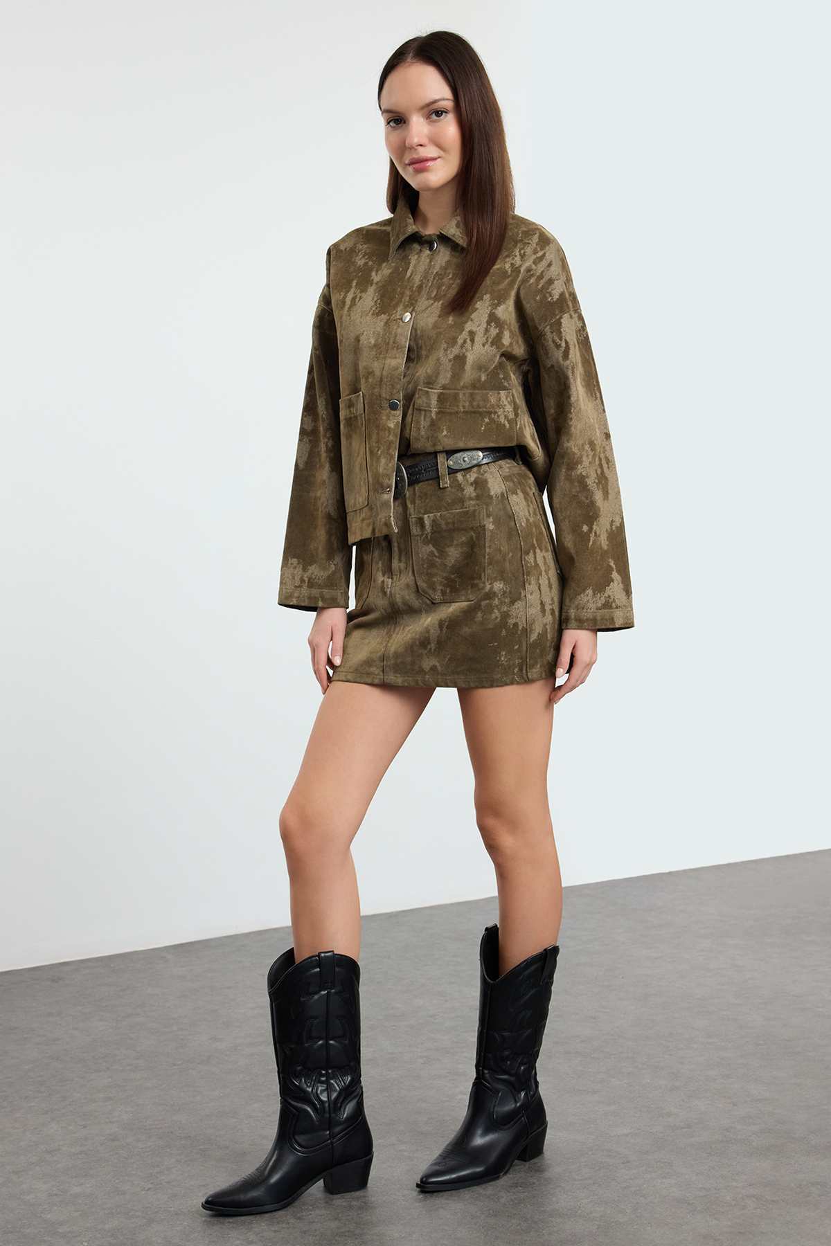 Trendyolmilla  Haki Süet Görünümlü Normal Bel Mini Denim Etek TWOAW25ET00101 - Görsel 2