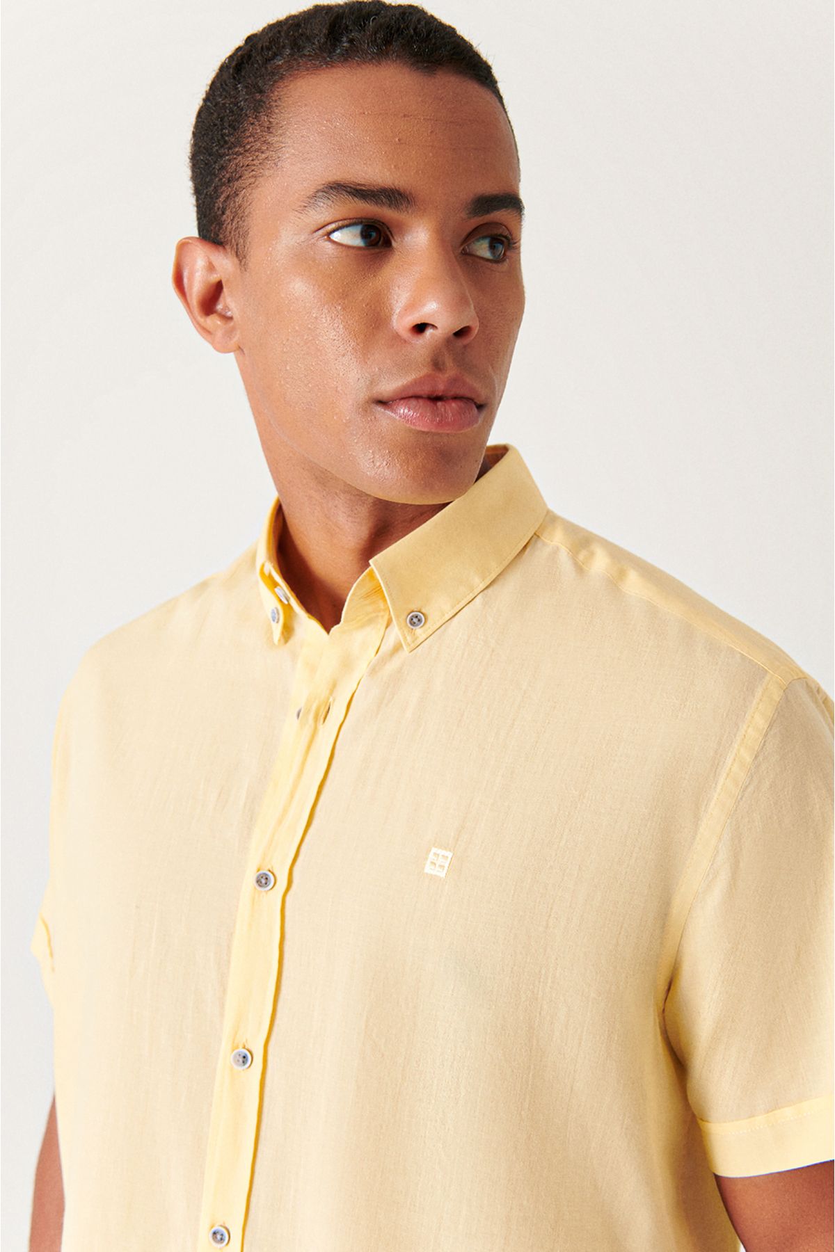 Avva-Men's Yellow Buttoned Collar 100% Cotton Thin Short Sleeve Shirt E 002210 2