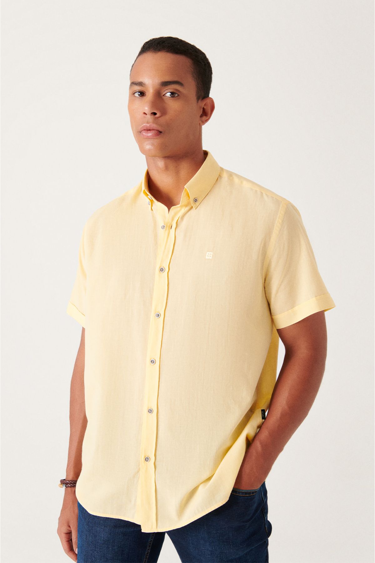 Avva-Men's Yellow Buttoned Collar 100% Cotton Thin Short Sleeve Shirt E 002210 3