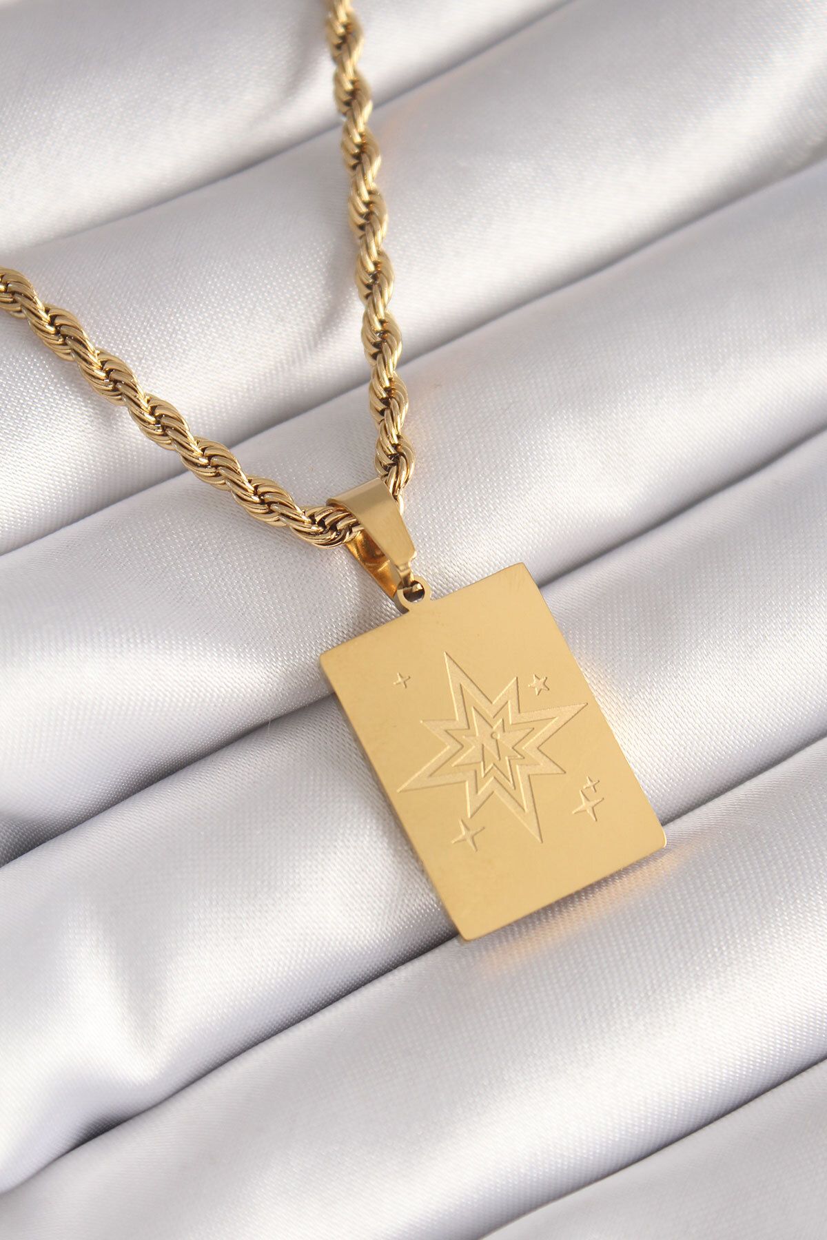 KfksStore 316L Çelik Gold Renk Burgu Zincir Kutup Yıldızı İşleme Plaka Figür Kadın Kolye