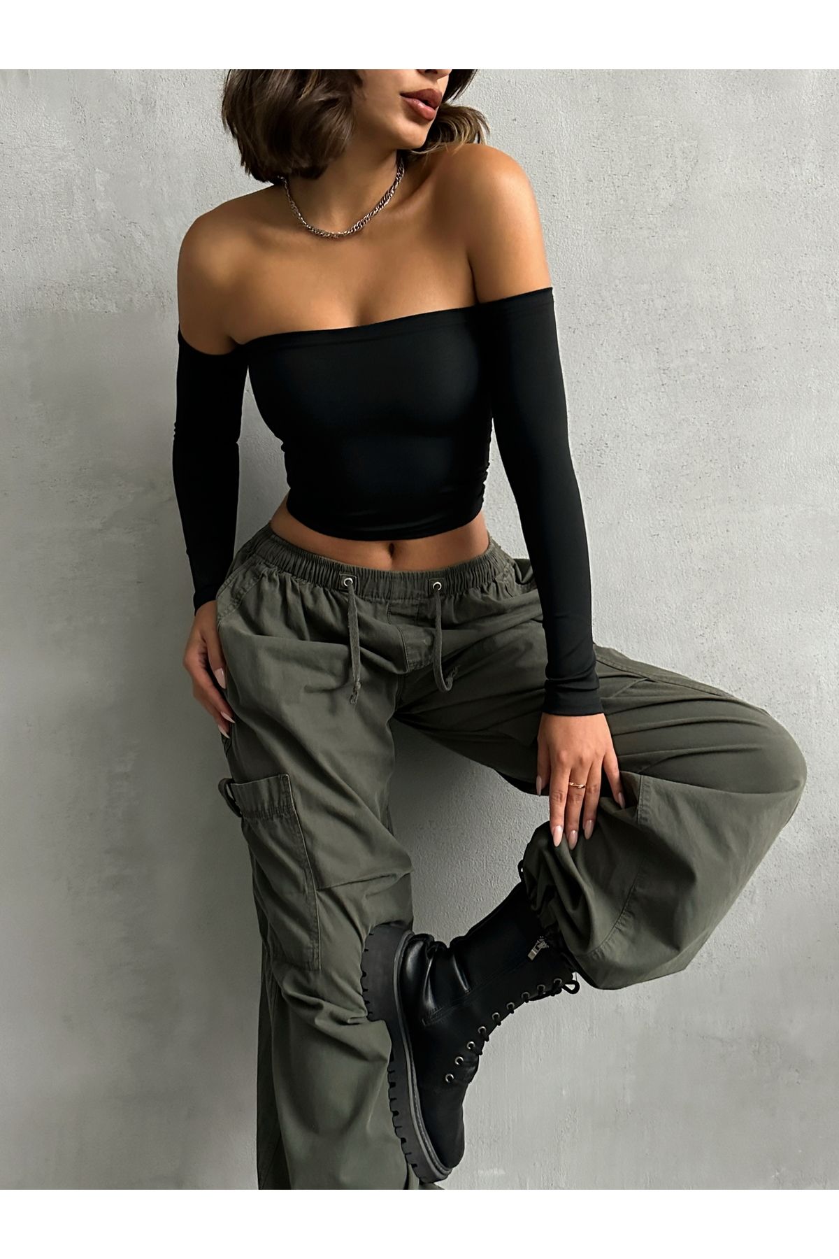 The Base-Čierny dámsky Crop Top bez ramienok 3