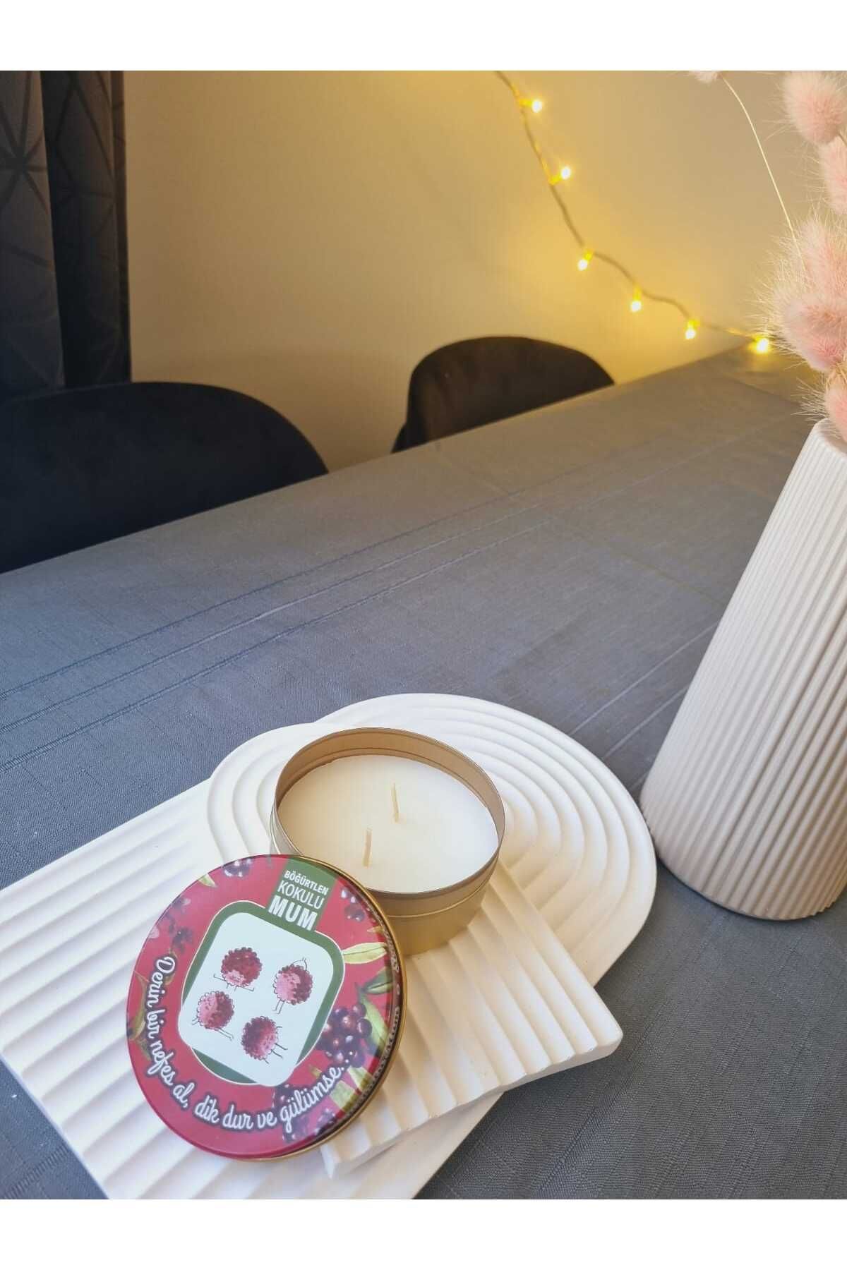 Elioure Böğürtlen kokulu, 12 saat uzun süreli etkili mum, şık ve rahatlatıcı ortam sağlar.