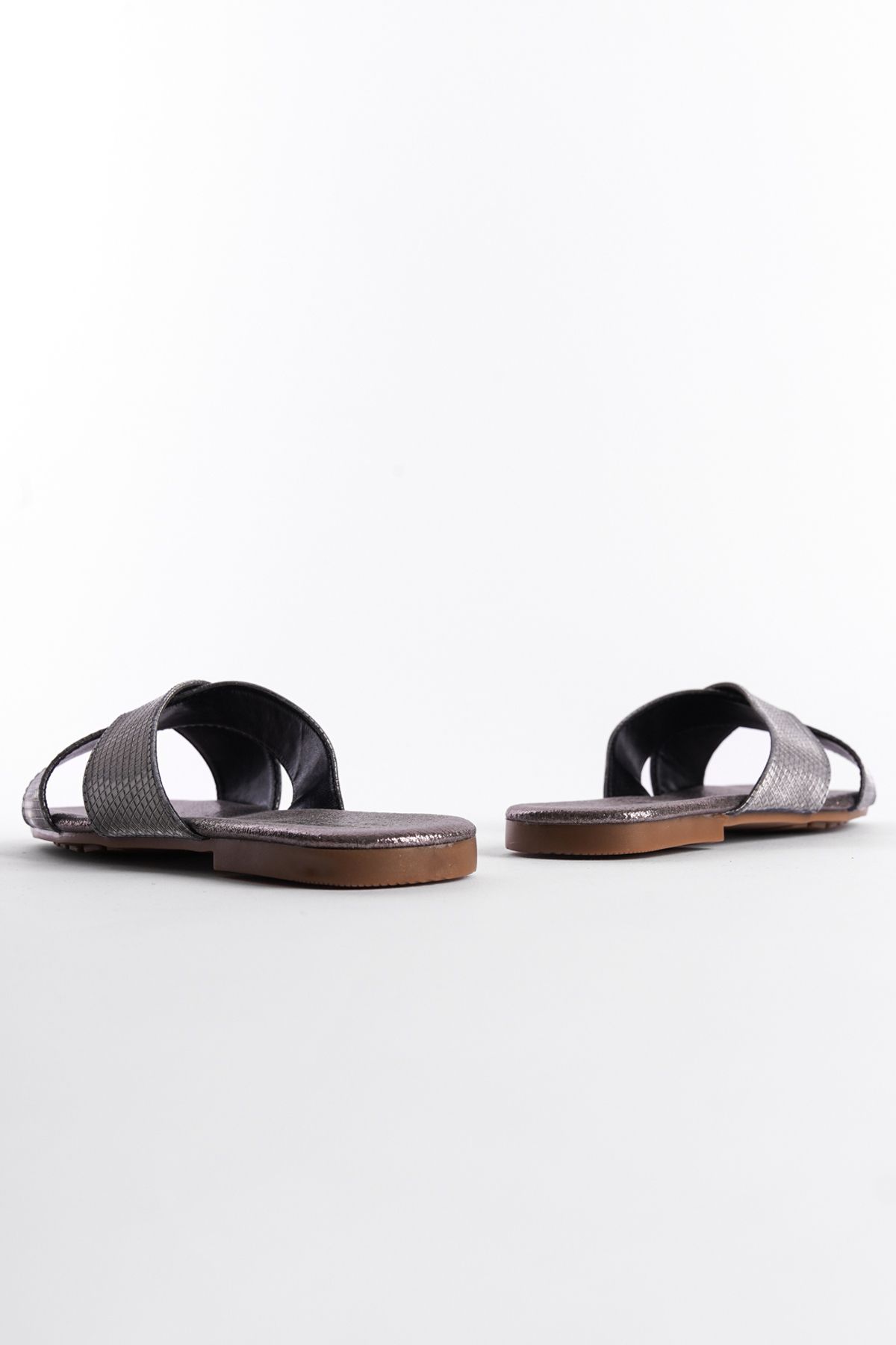 دمپایی نقرهای زنانه اورجینال Capone Outfitters