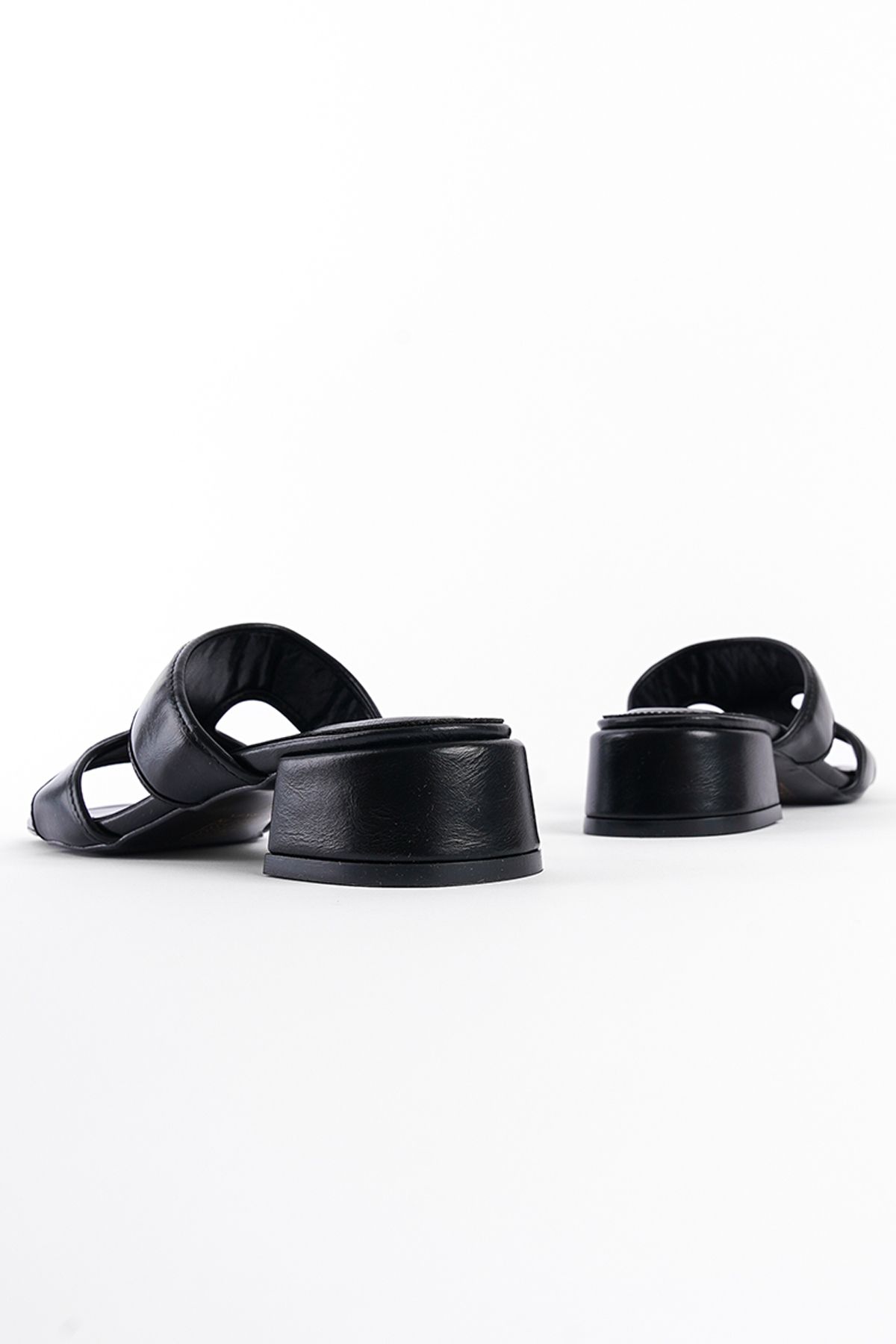 دمپایی مشکی زنانه گروه مجرد با پاشنه کوتاه Capone Outfitters