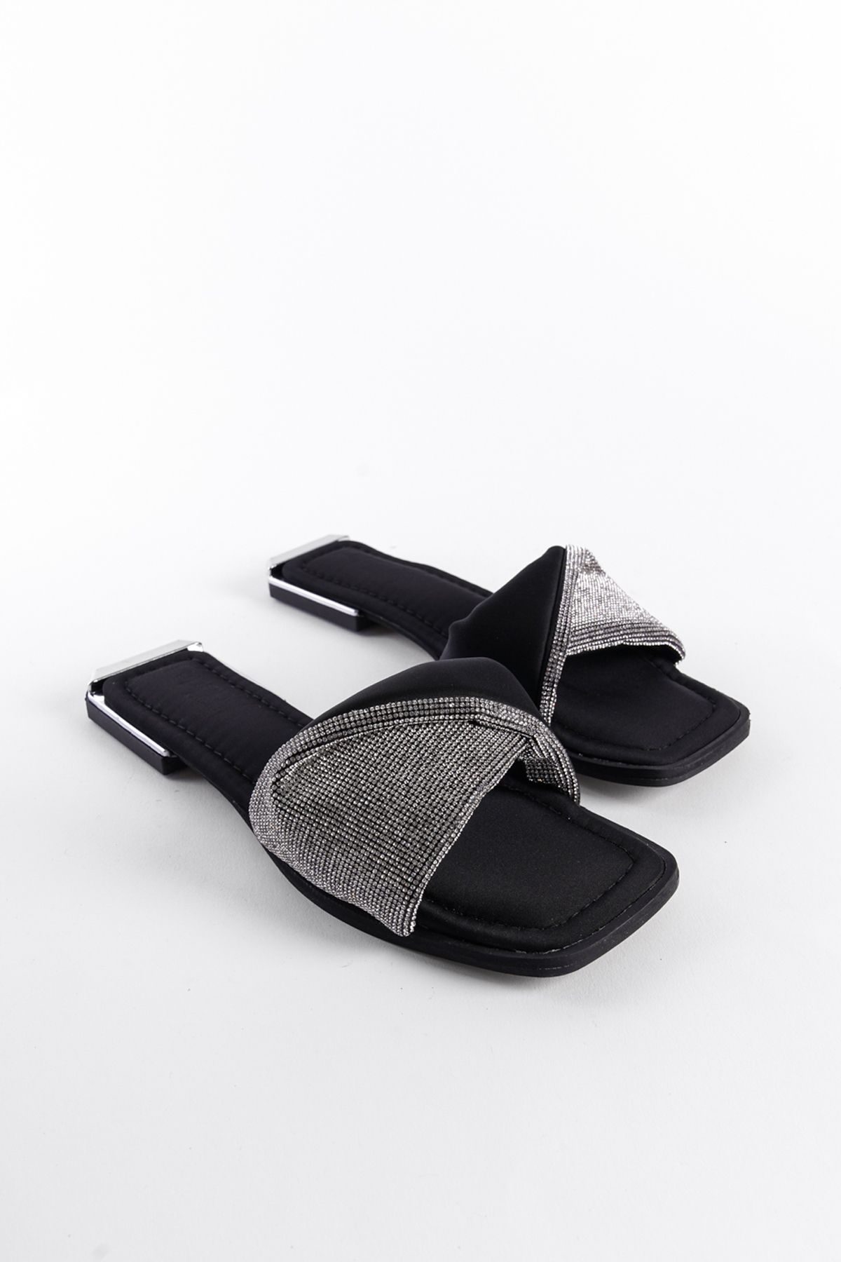 دمپایی مشکی زنانه پاشنه فلزی با ساتن بینی صاف Capone Outfitters