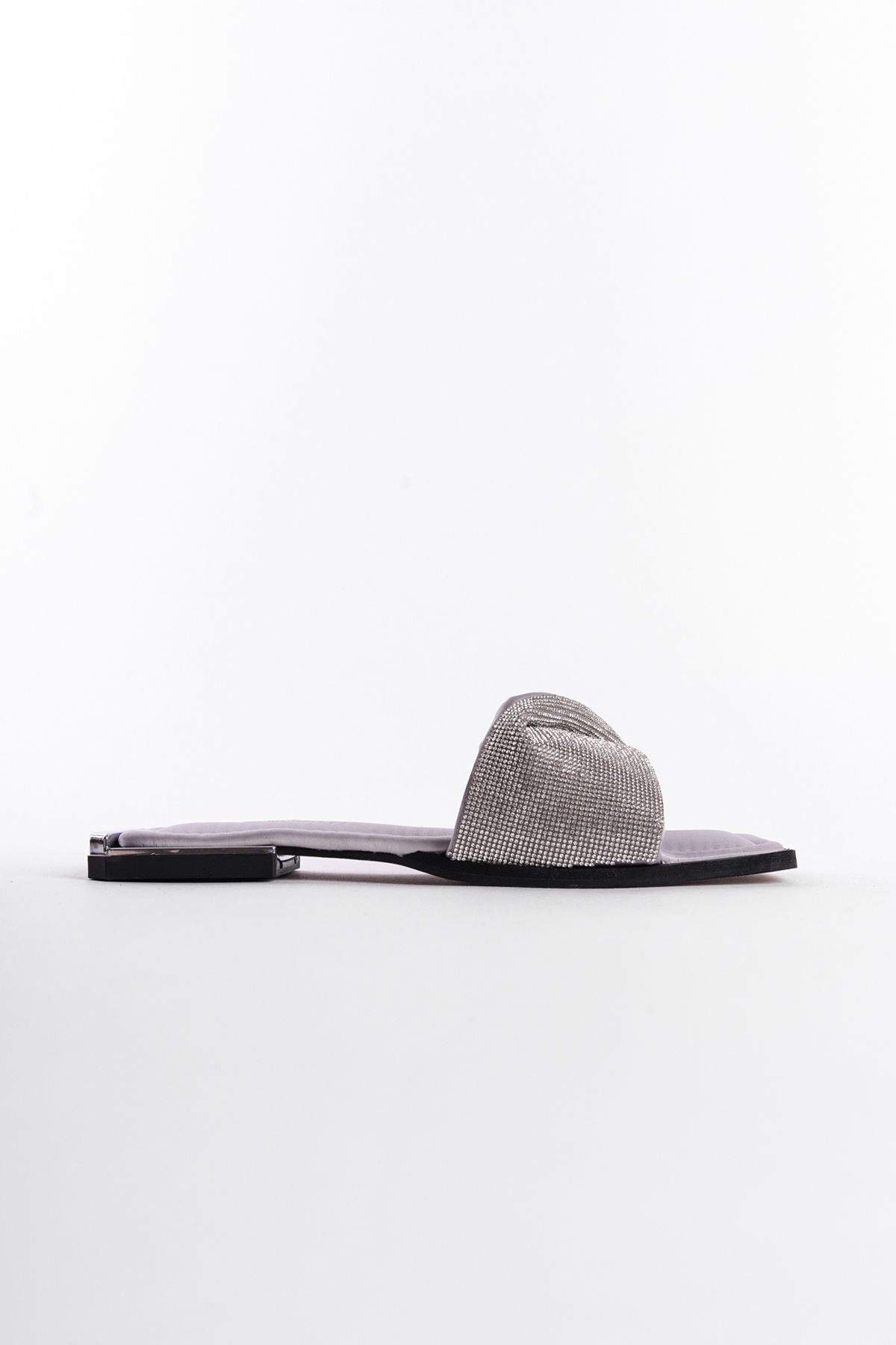 دمپایی نقرهای زنانه پاشنه فلزی با ساتن بینی صاف Capone Outfitters