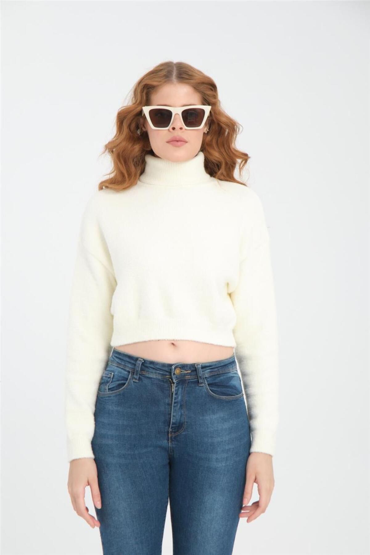 Moda Days-Women's White Cropped Turtleneck Sweater 4