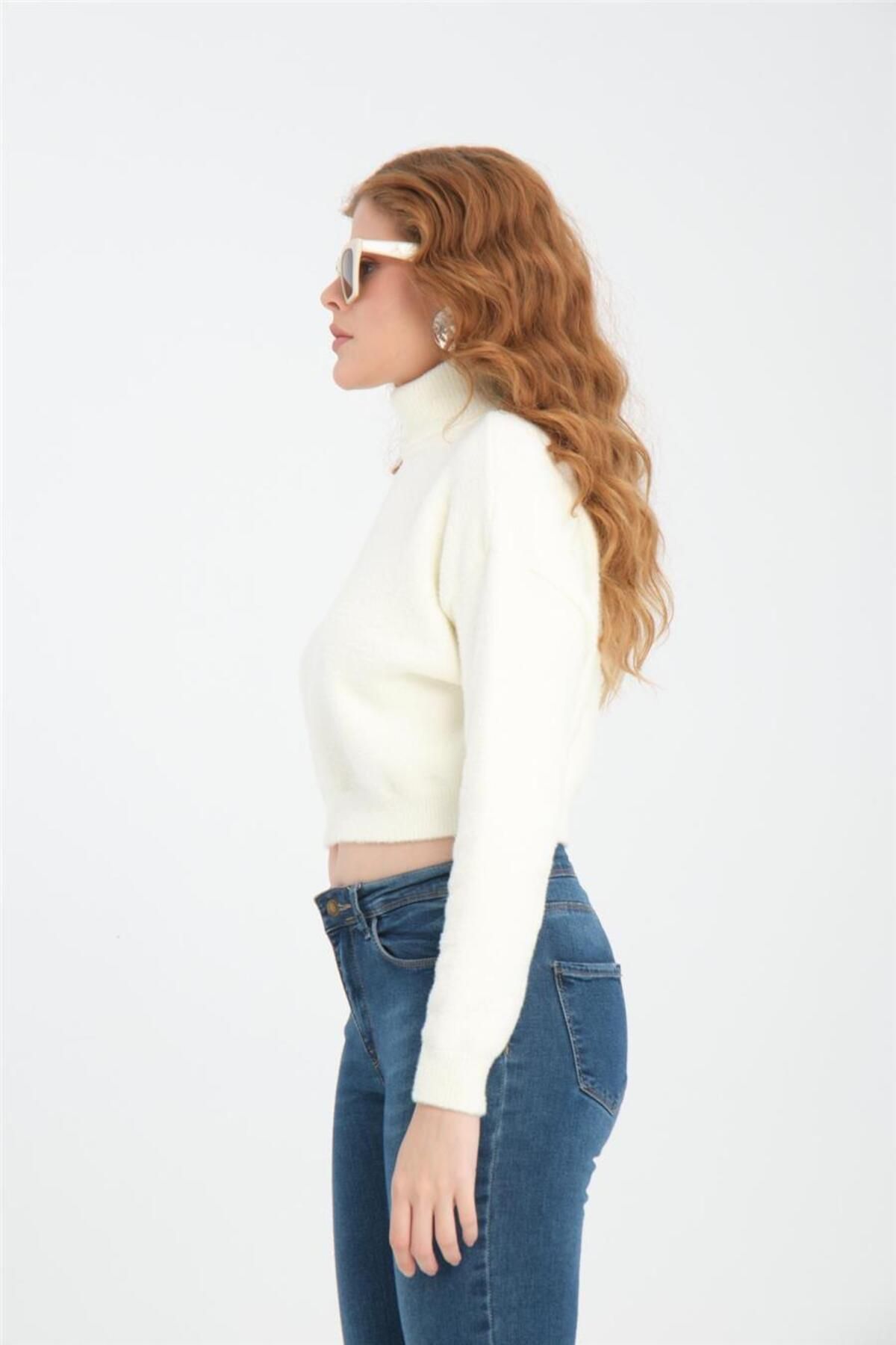 Moda Days-Women's White Cropped Turtleneck Sweater 3