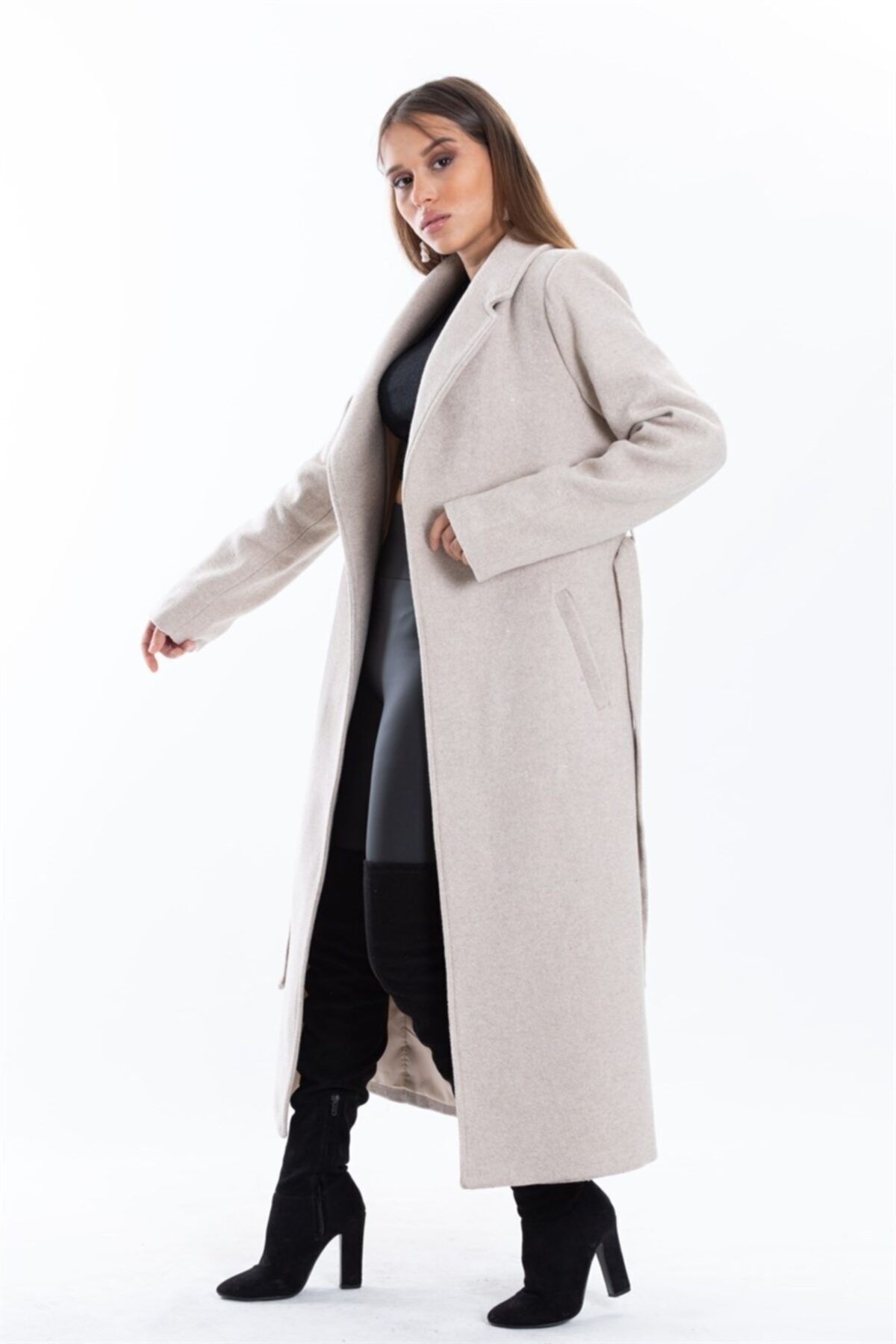 beeke Bézs színű, öves, bélelt, zsebes, részletezett kabát (teljes szabású) Új szezon Beeke-6780