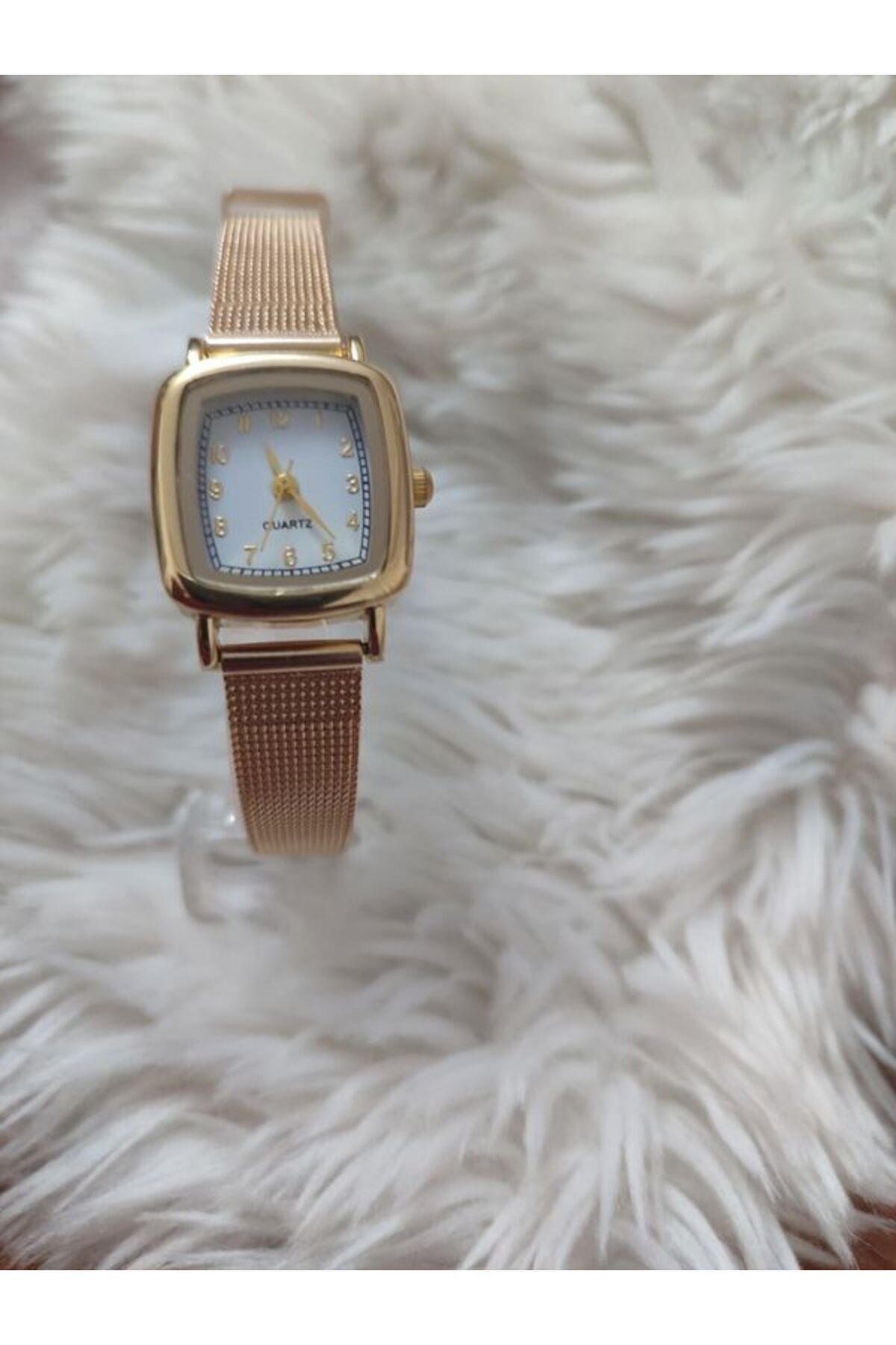 QUARTZ Hasır Kordon Minimal Kare Rakamlı Model Saat (GOLD)