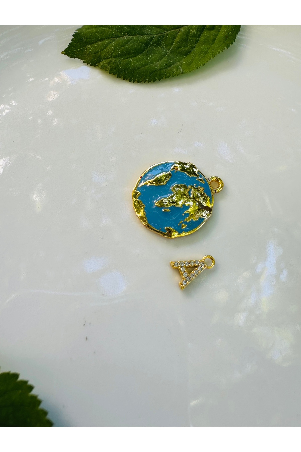 Takıkraliyeti altın kaplama 2'li dünya ile zirkon taş işlemeli  ek harf kolye ucu