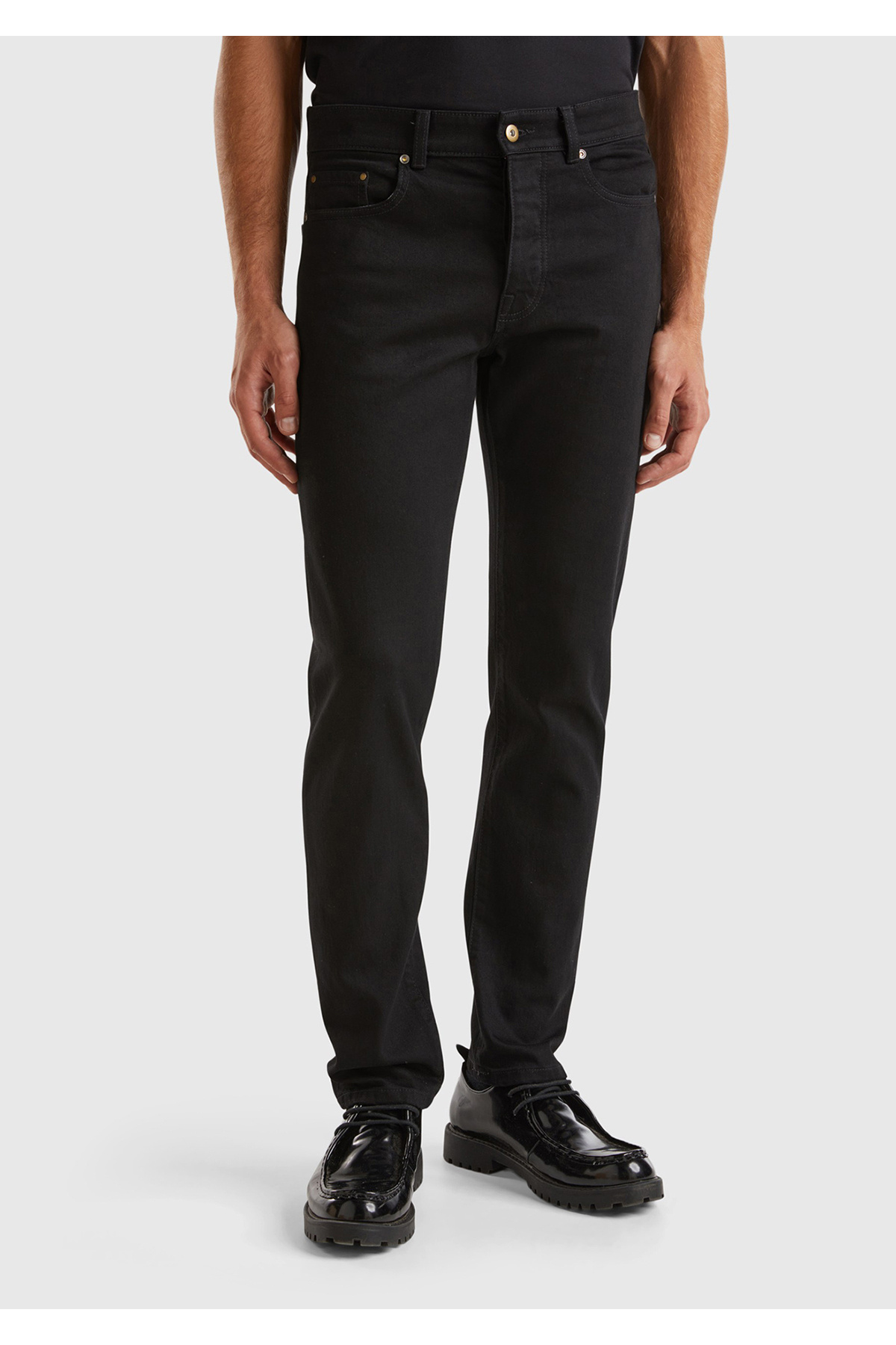 یونایتد کالرز آو بنتون شلوار جین مردانه از جنس کتان با برچسب لوگو در پشت و جیب‌ها