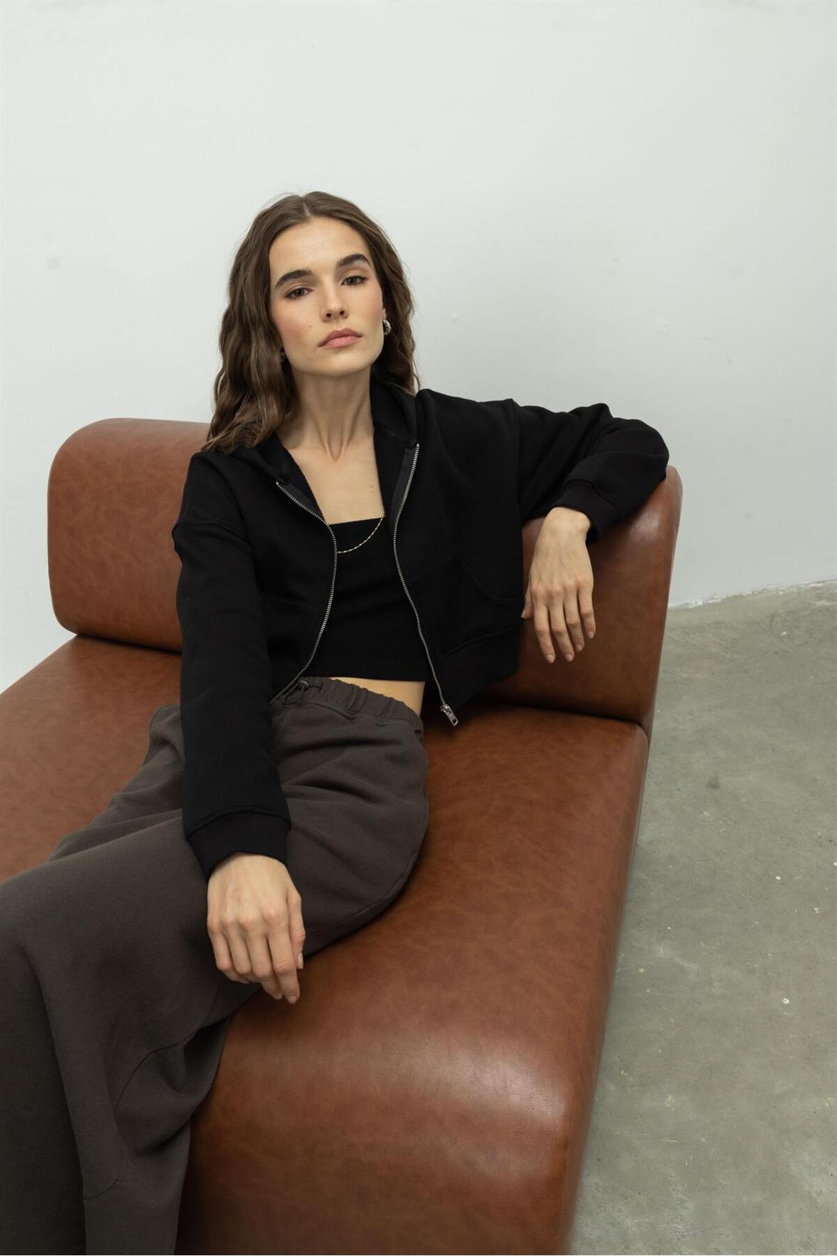 TUBİA  Kadın Siyah Renk Kapüşonlu Şardonlu Crop Sweatshirt Hırka - Görsel 4