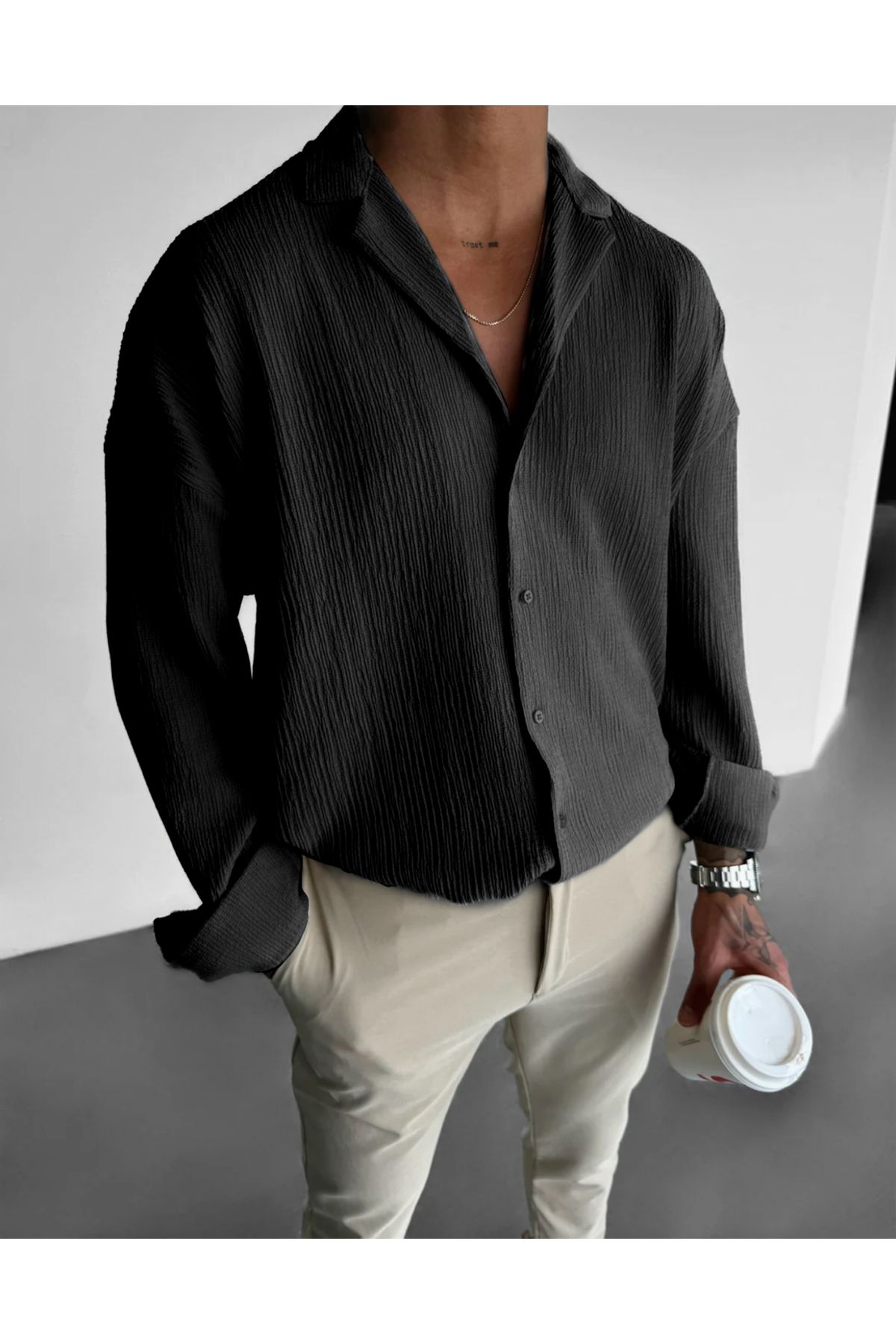 les t shirts noirs avec des manches longues et des manches noires sont parfaitement assortis