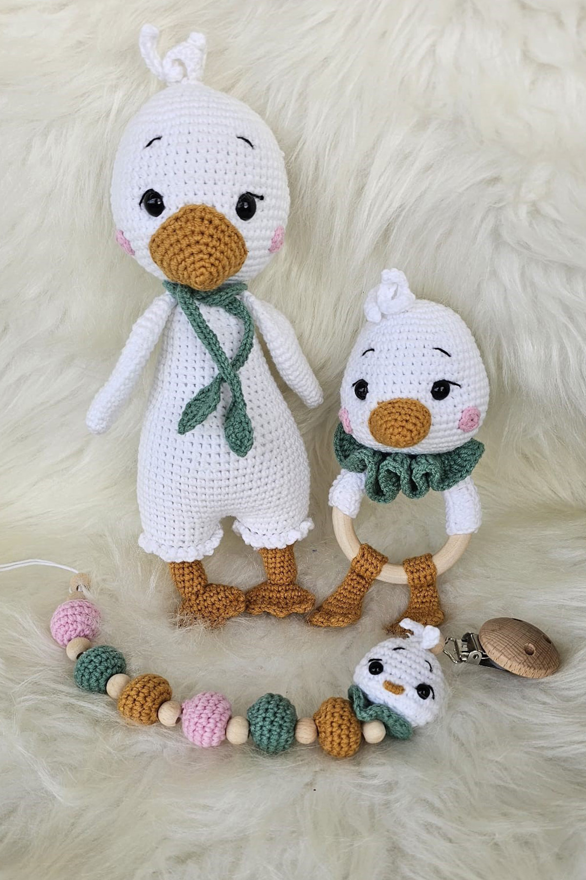 kelebeginruyasihobievi Amigurumi Uyku Arkadaşı Organik Kaz, Çıngırak ve Emzik Zinciri 3^lü Set fotoğrafı 2 (önizleme)