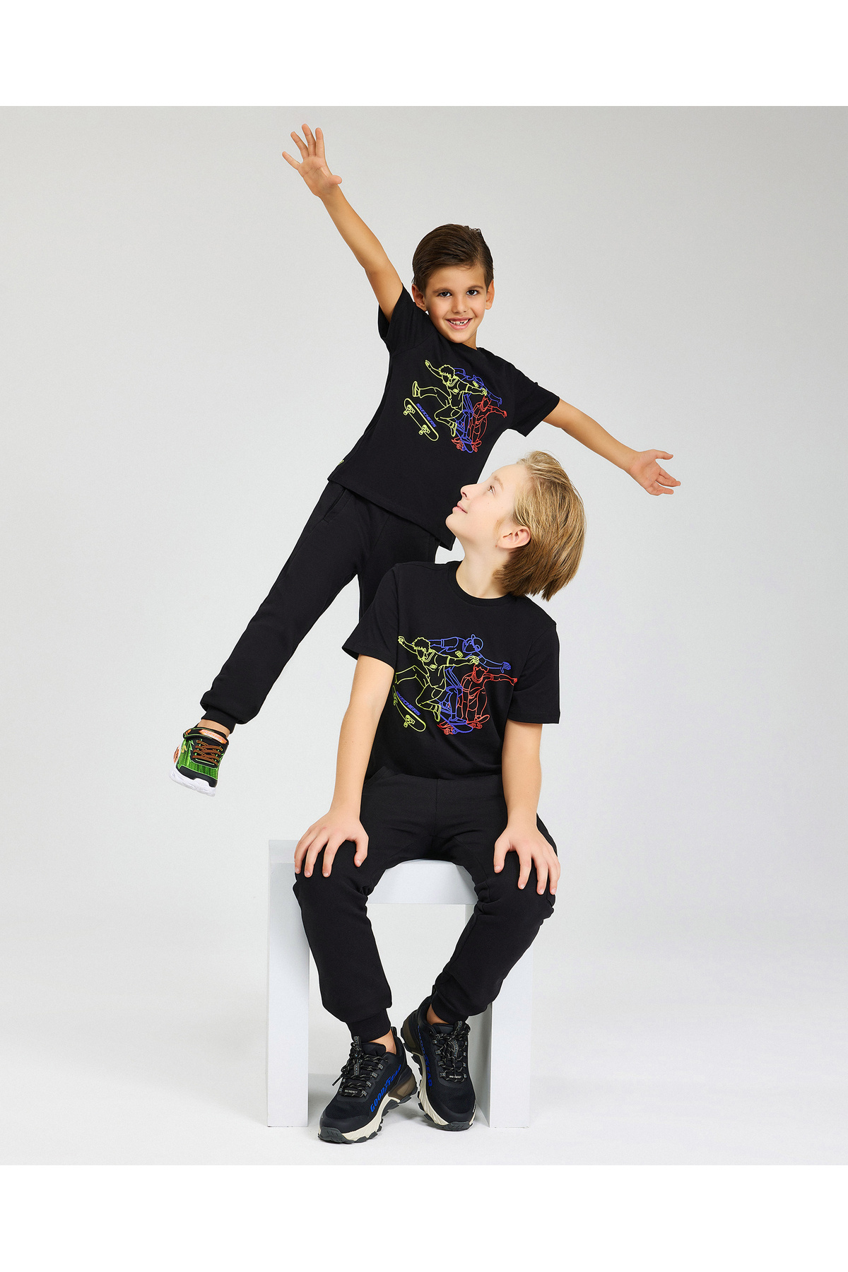 اسکچرز تی شرت گشاد پسرانه طرح B Graphic Tee مشکی SK242068-001